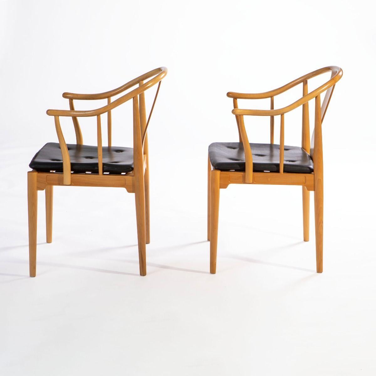 Cuir Paire de chaises chinoises Hans J. Wegner modèle FH4283 en cerisier et fourrure noire en vente