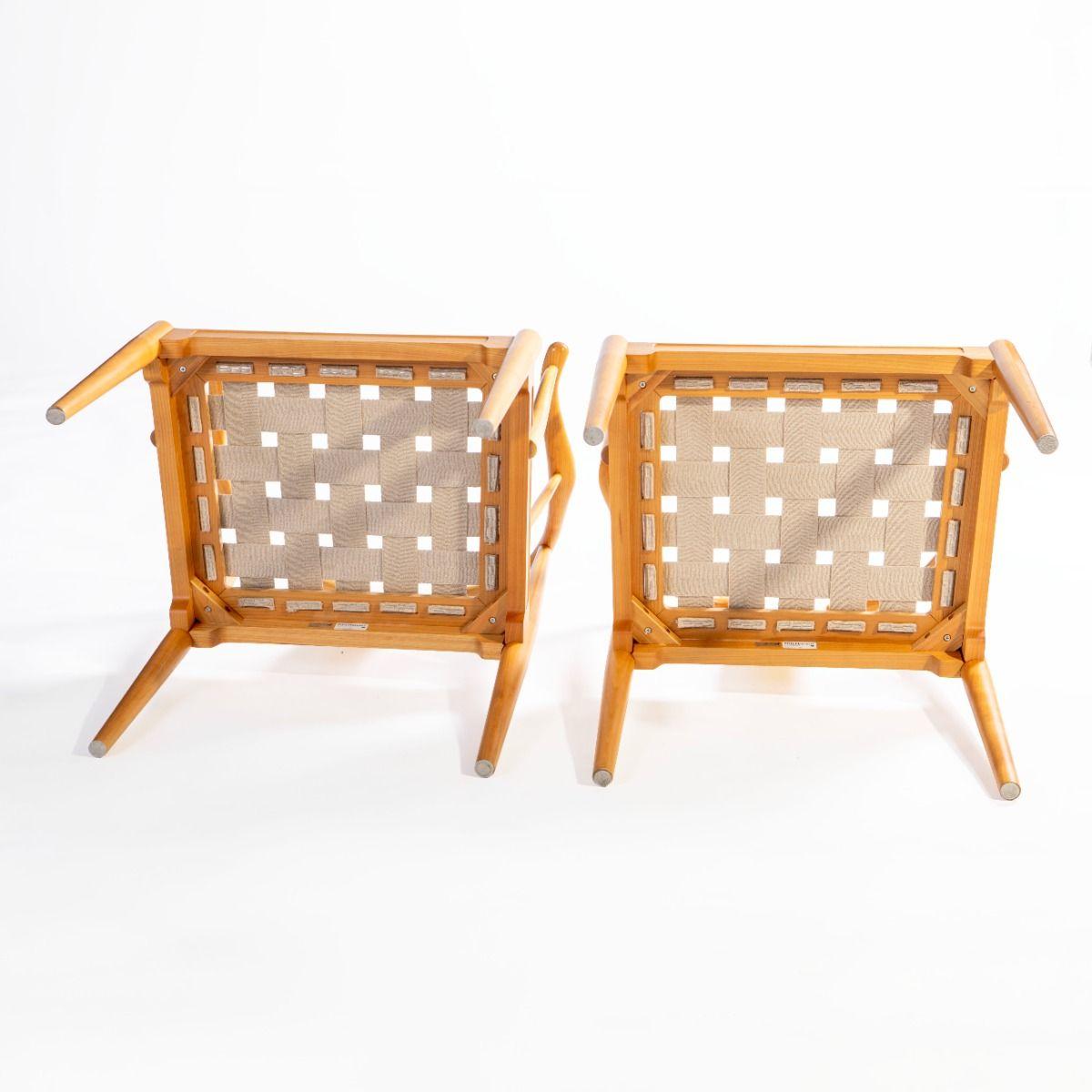 Paire de chaises chinoises Hans J. Wegner modèle FH4283 en cerisier et fourrure noire en vente 1