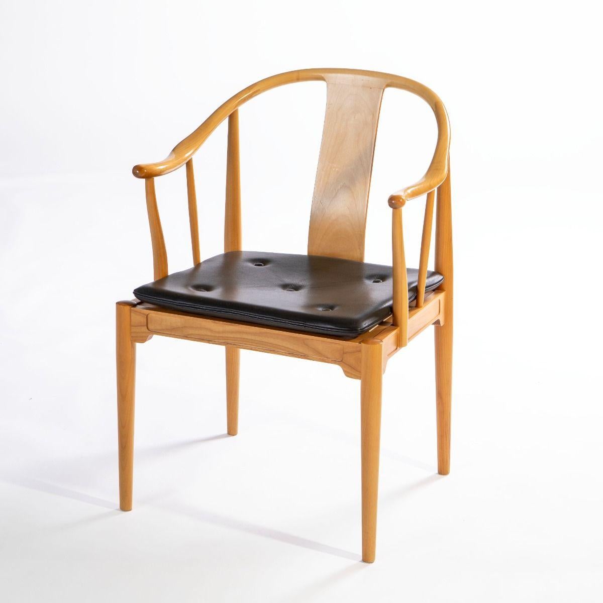 Paire de chaises chinoises Hans J. Wegner modèle FH4283 en cerisier et fourrure noire en vente 2