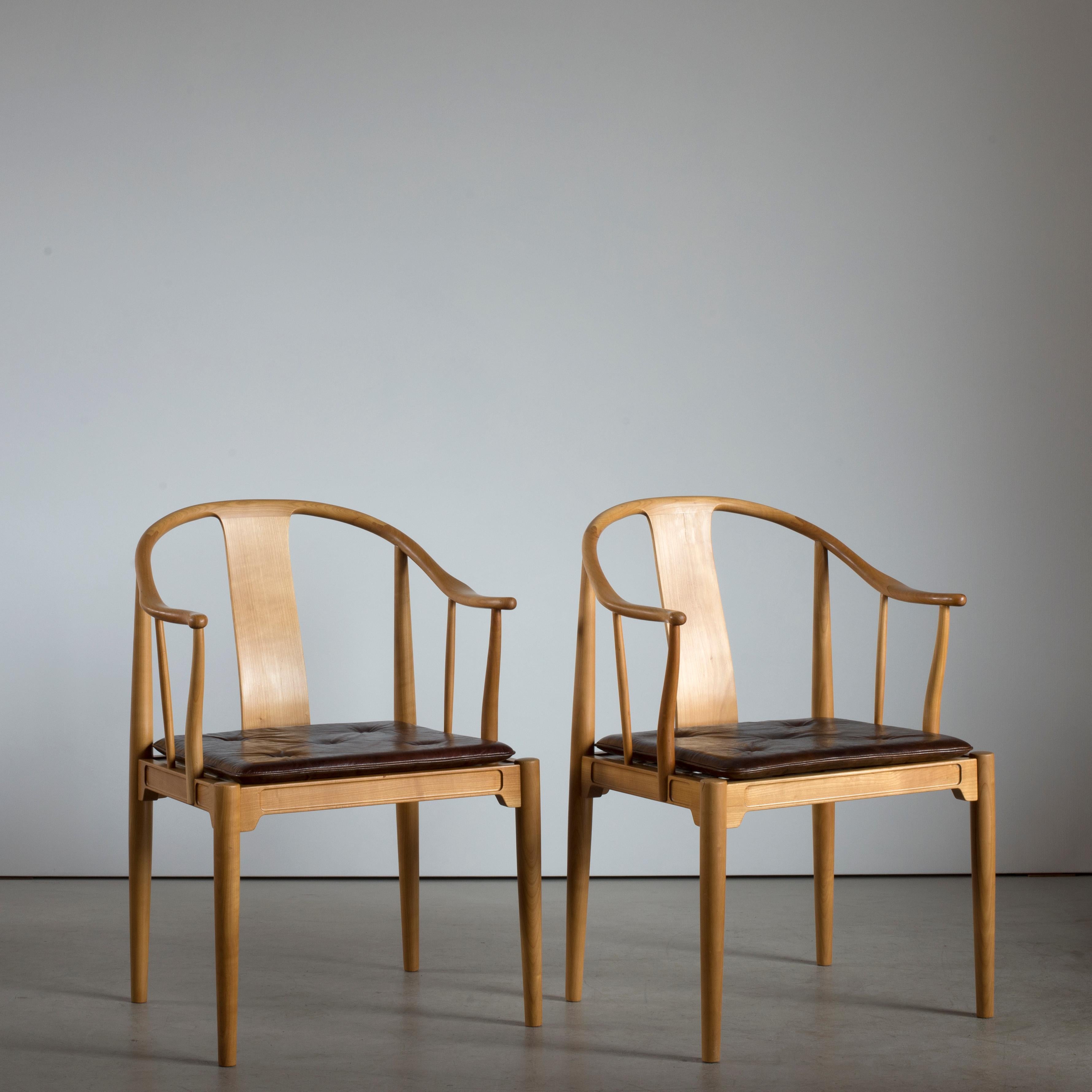 Paar Hans J. Wegner Chinesische Stühle aus Kirschholz für Fritz Hansen (Skandinavische Moderne) im Angebot