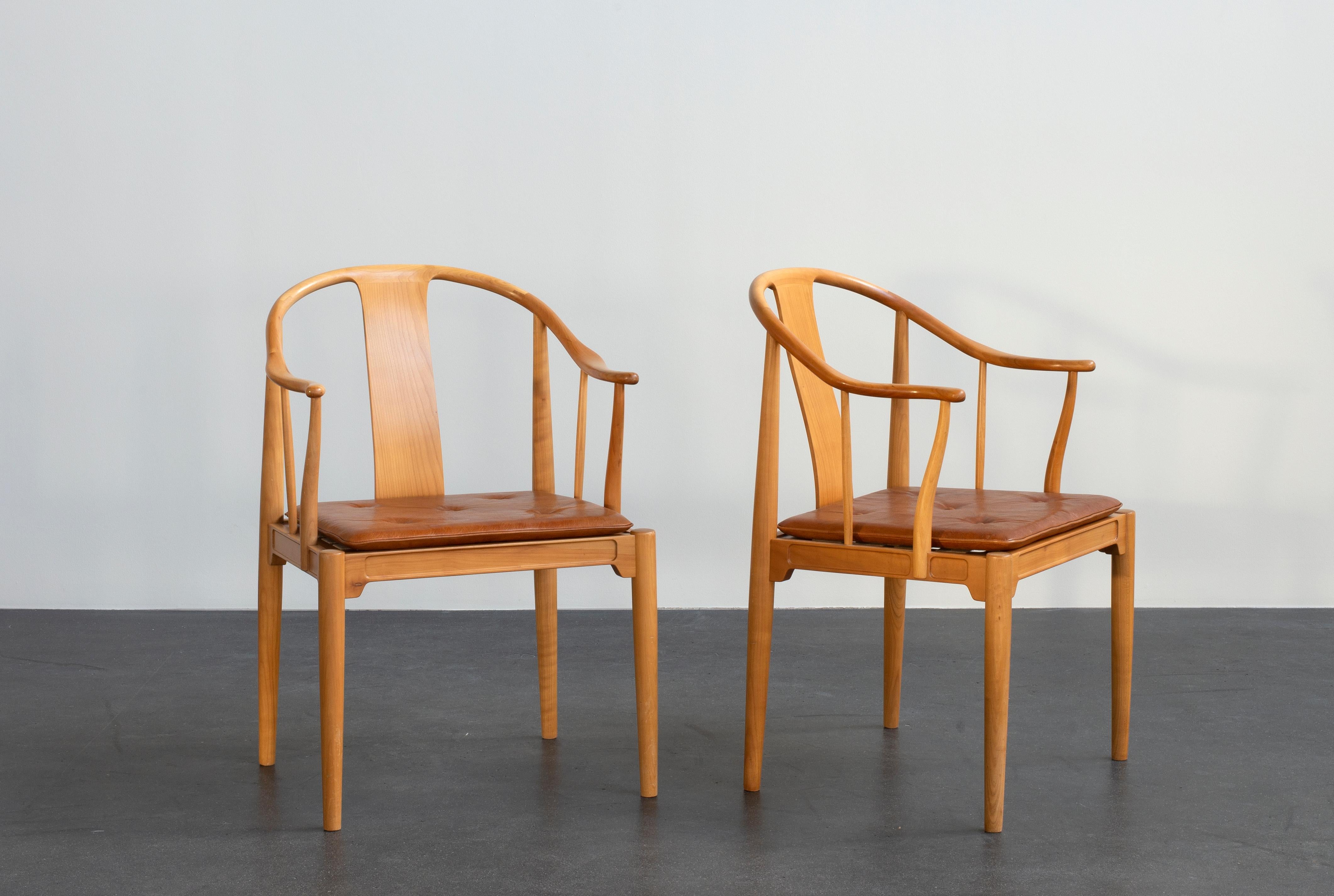 Paar chinesische Stühle von Hans J. Wegner aus Kirschbaumholz für Fritz Hansen (Skandinavische Moderne) im Angebot