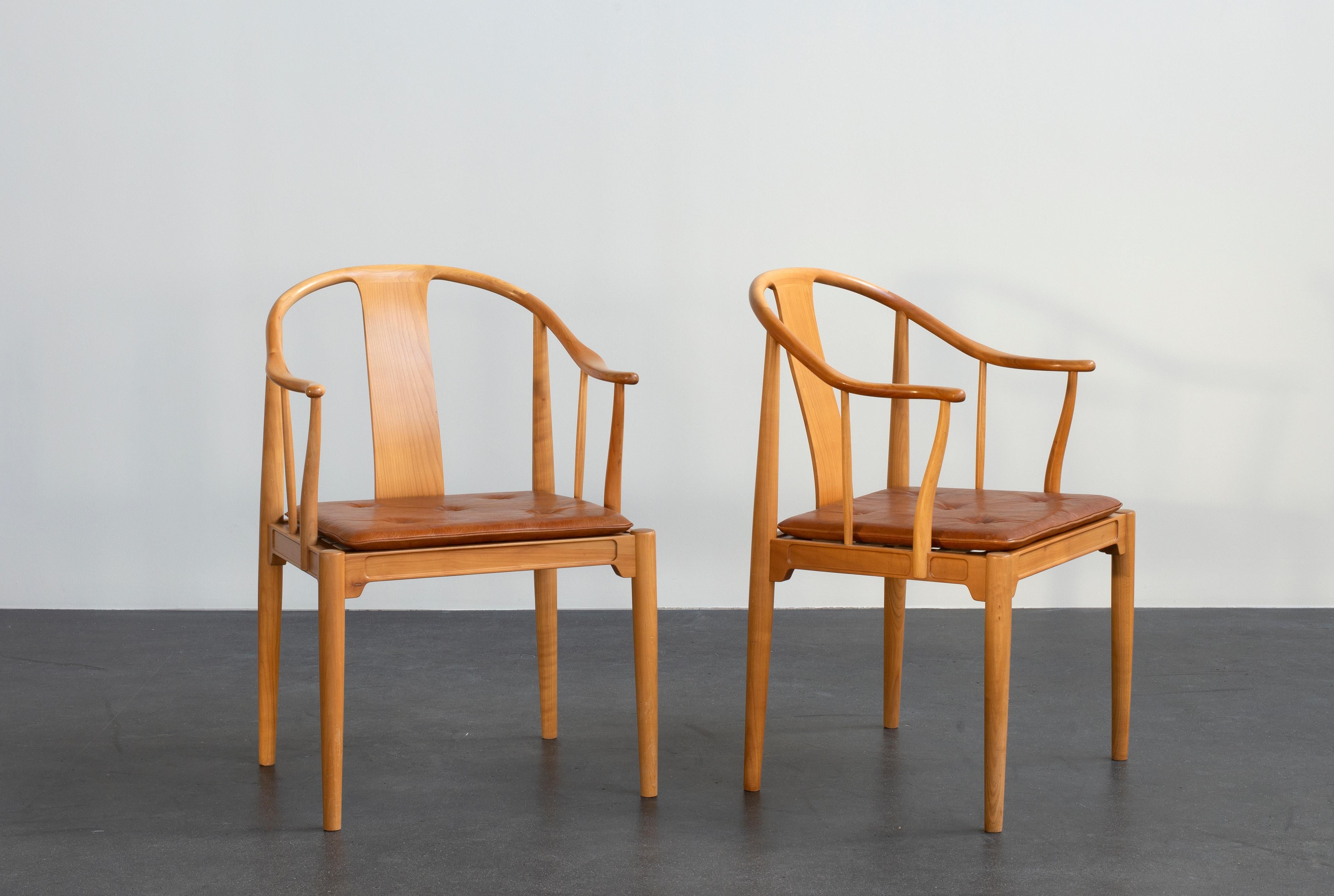 Scandinavo moderno Coppia di sedie cinesi di Hans J. Wegner in legno di ciliegio per Fritz Hansen in vendita
