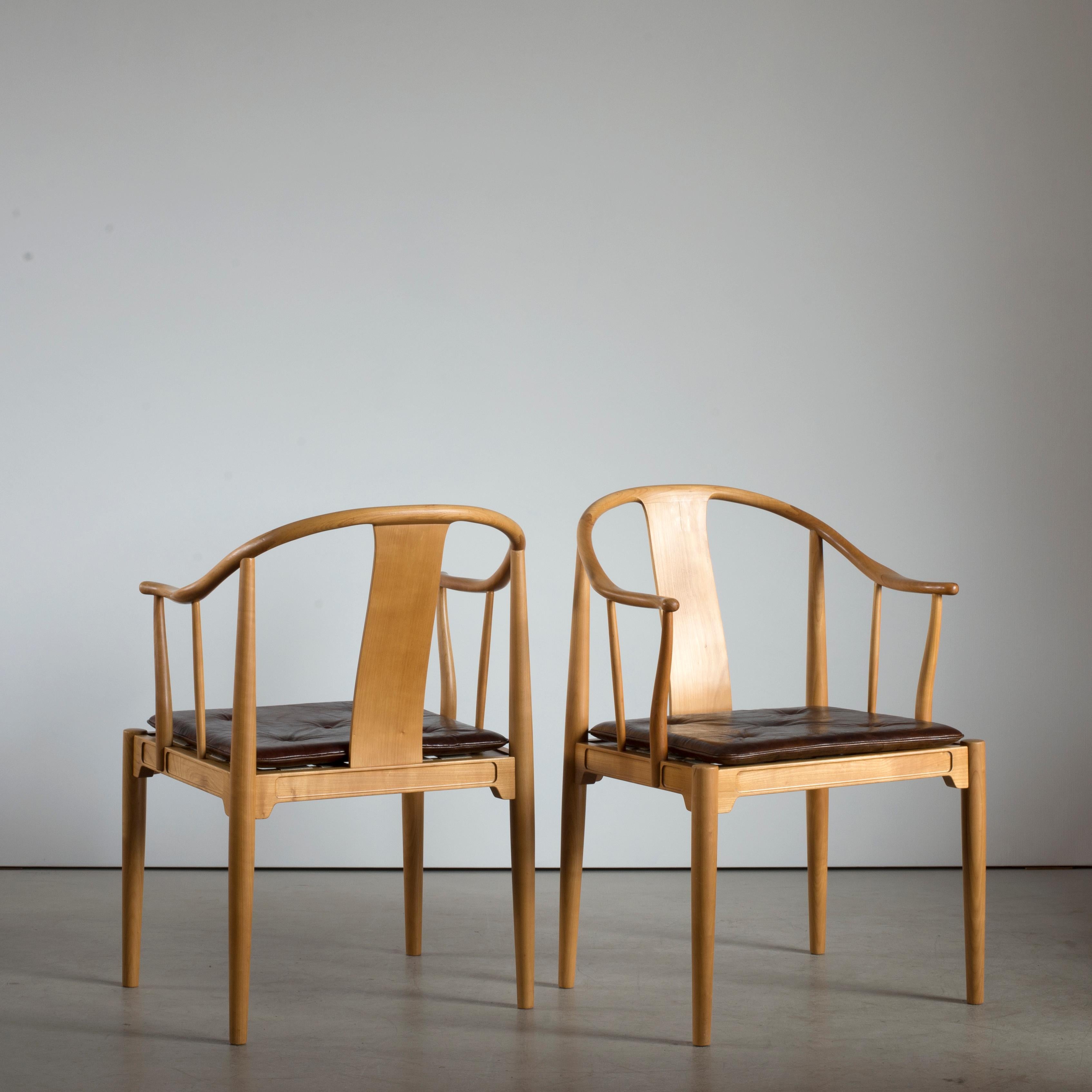Paar Hans J. Wegner Chinesische Stühle aus Kirschholz für Fritz Hansen (Dänisch) im Angebot
