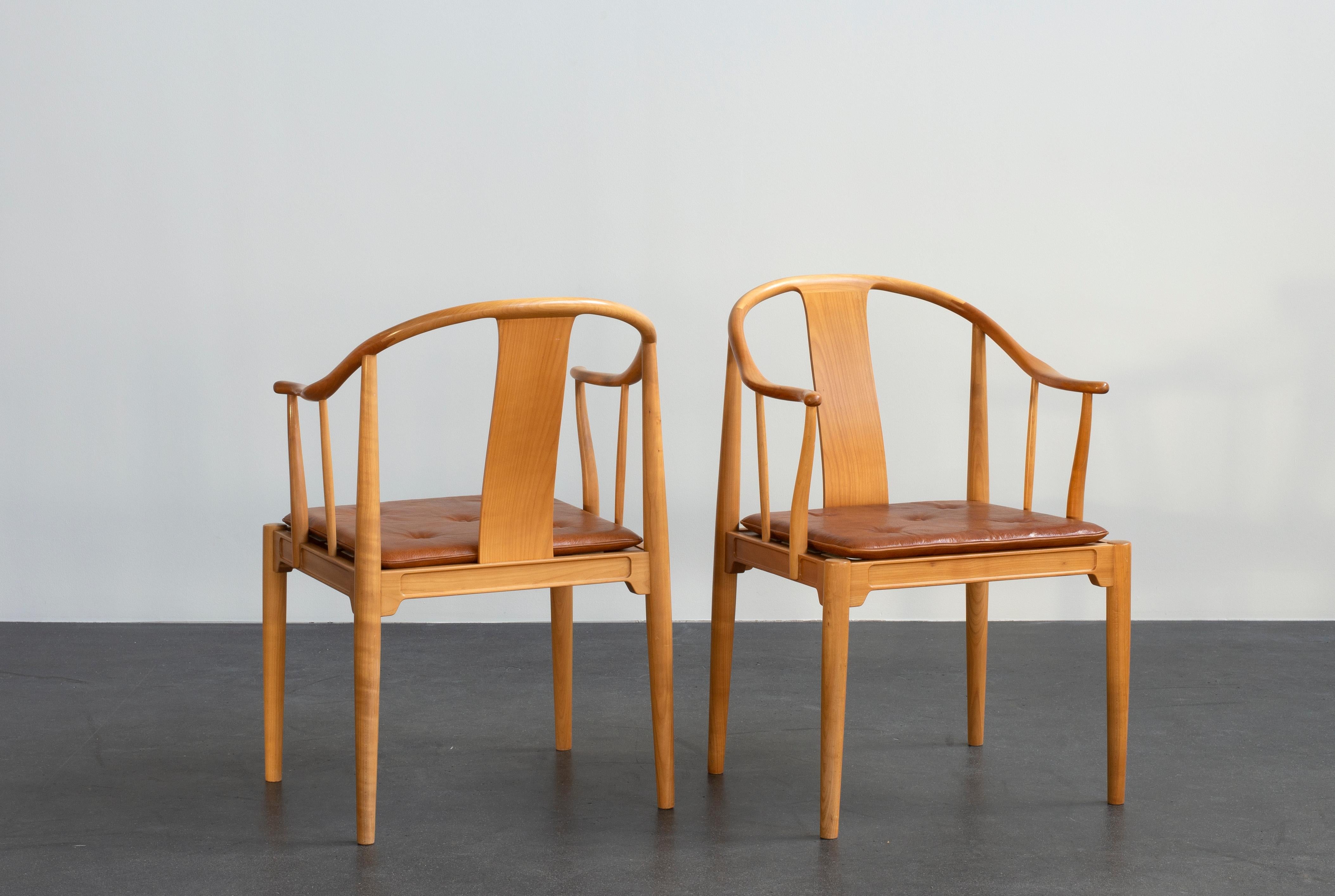 Paar chinesische Stühle von Hans J. Wegner aus Kirschbaumholz für Fritz Hansen (Dänisch) im Angebot