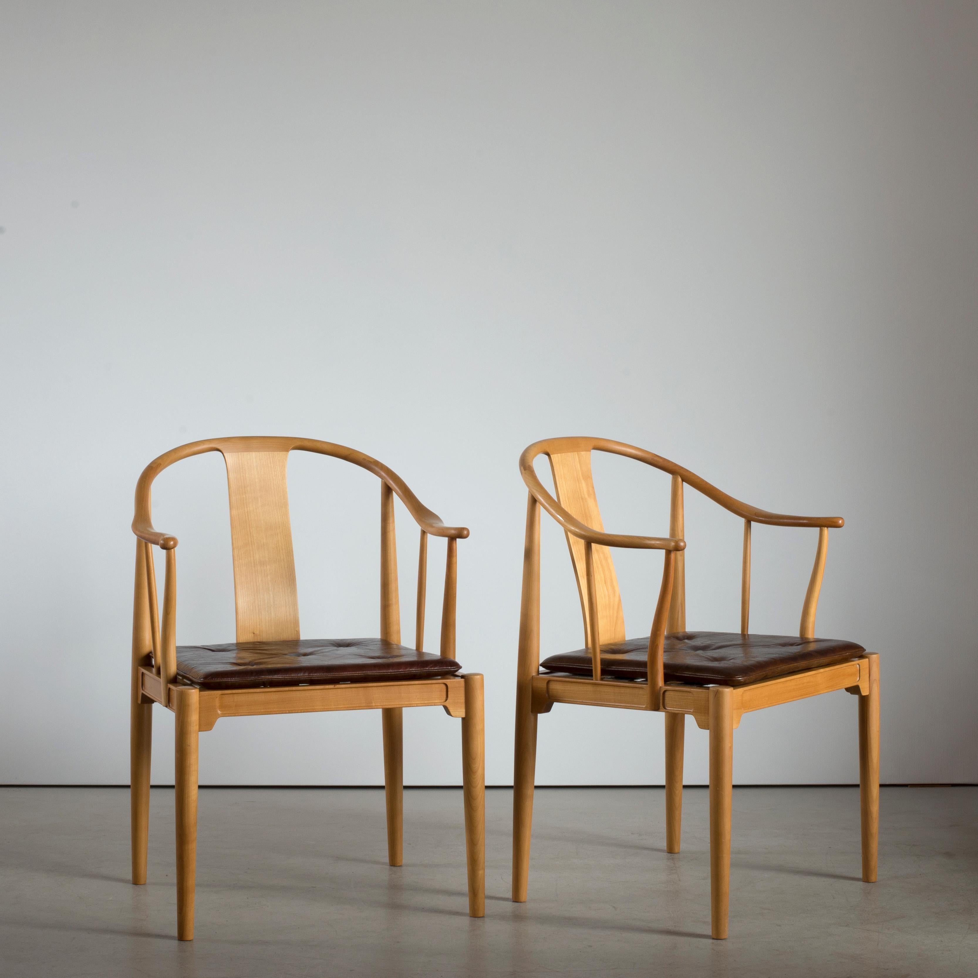 Paar Hans J. Wegner Chinesische Stühle aus Kirschholz für Fritz Hansen (Lackiert) im Angebot