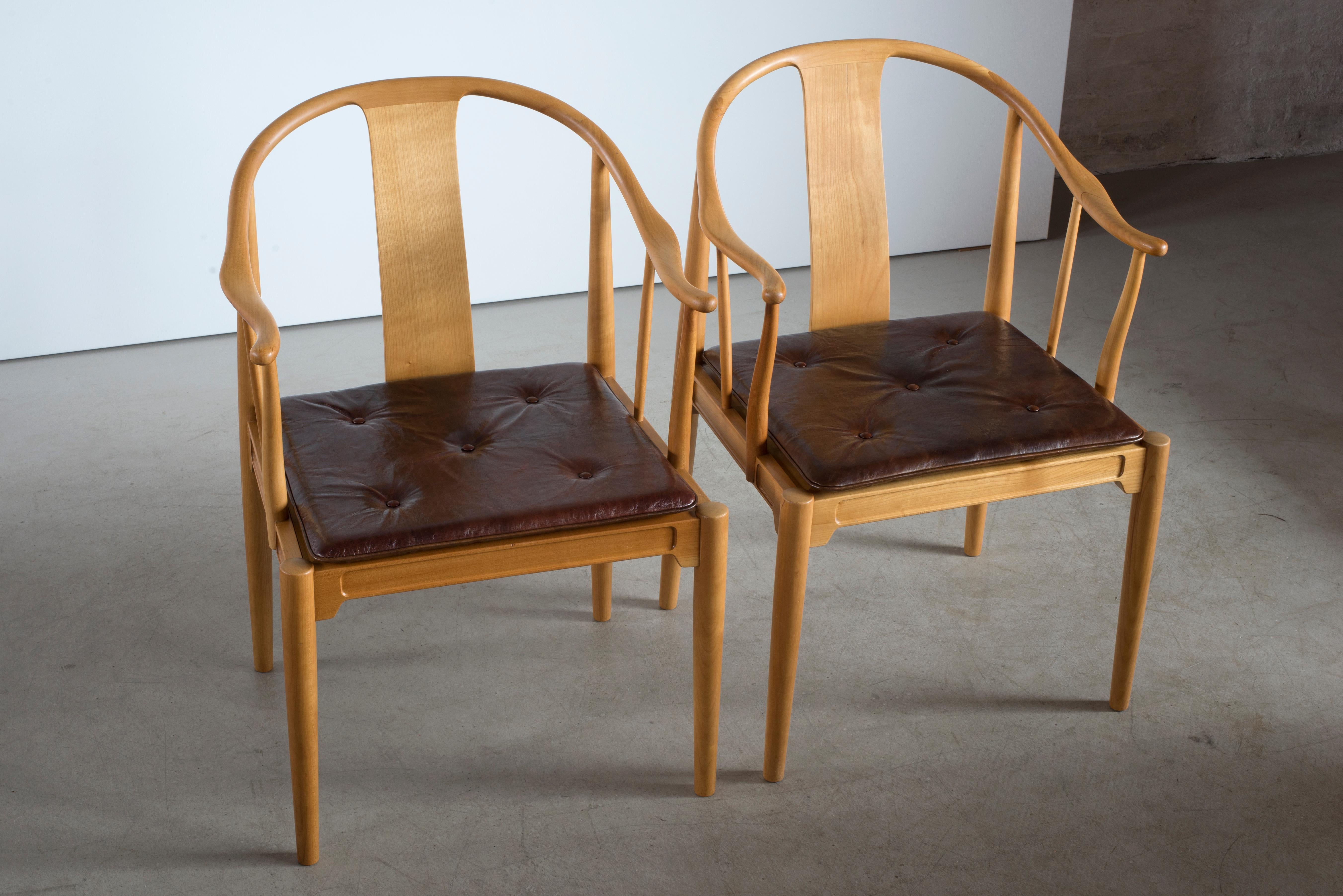 Lacquered Pair of Hans J. Wegner Chinese Chairs of Cherrywood for Fritz Hansen For Sale