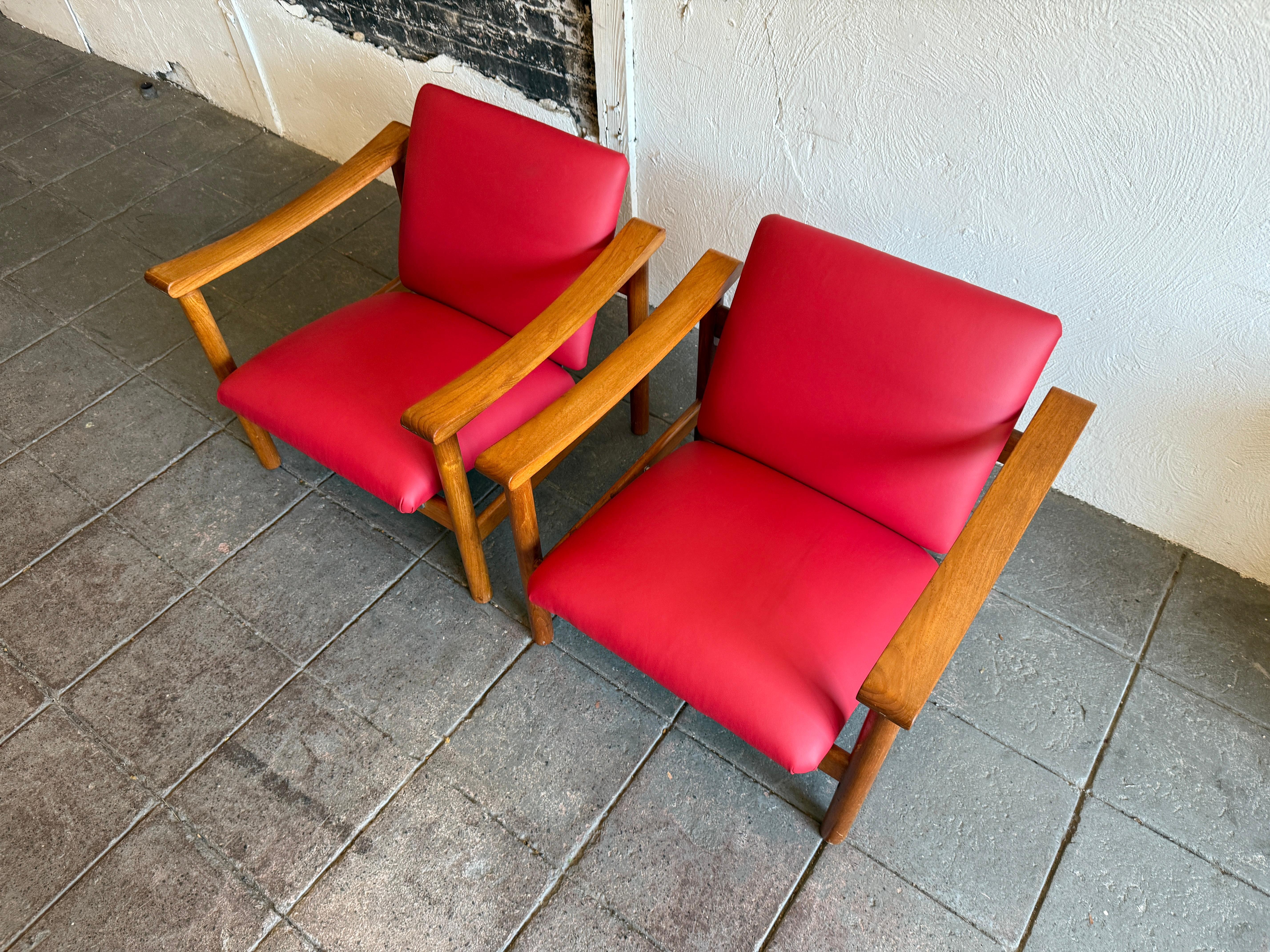 Pareja de tumbonas Hans J. Wegner GE-280 de cuero rojo teca de GETAMA. Marcos esculpidos de teca maciza con estructura de soporte de acero. Recién retapizada en cuero rojo con espuma nueva. Estupendas tumbonas bajas escandinavas. Etiquetado GETAMA