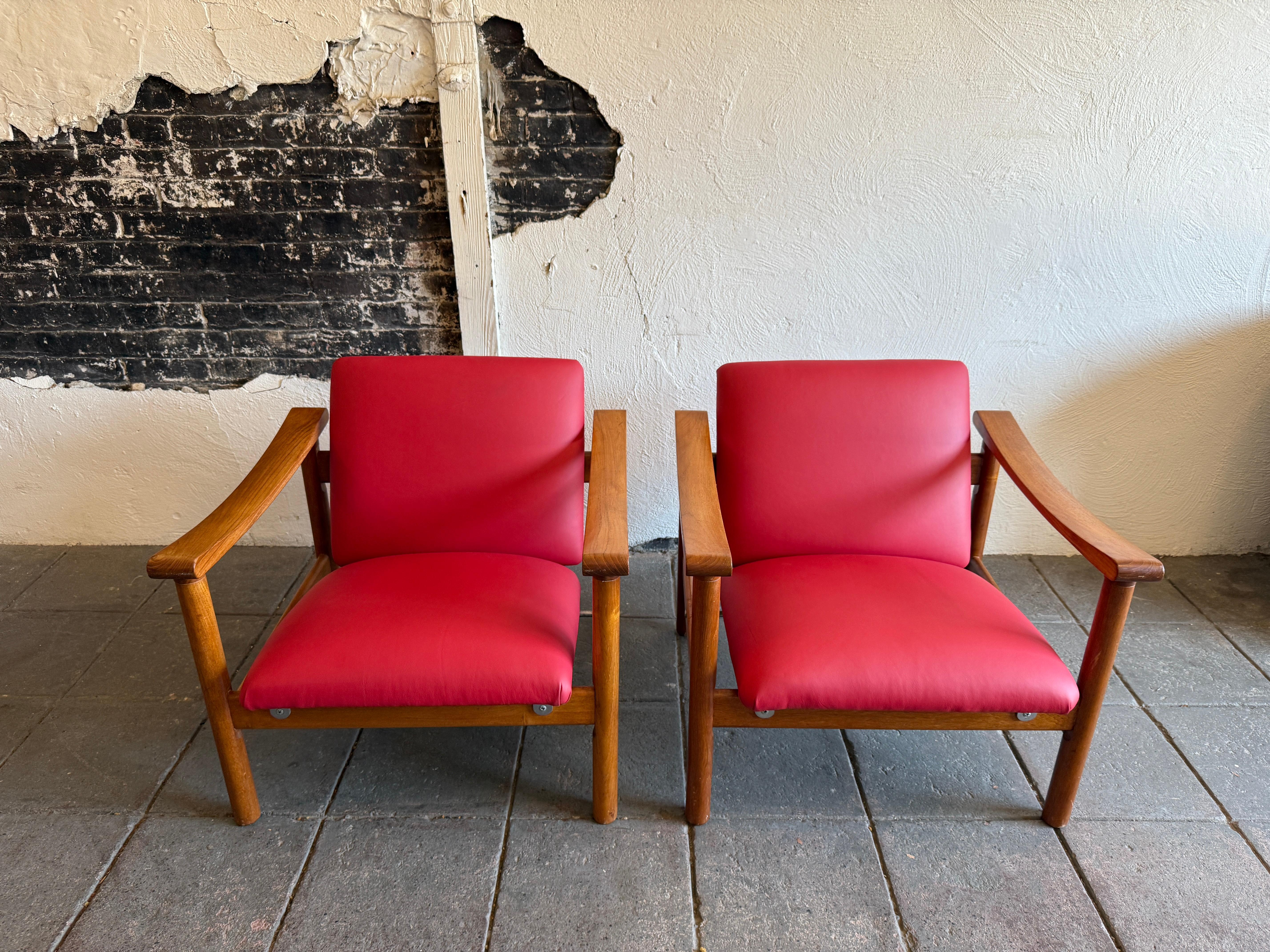 Pareja de sillones Hans J. Wegner GE-280 de cuero rojo teca by GETAMA Escandinavo moderno en venta
