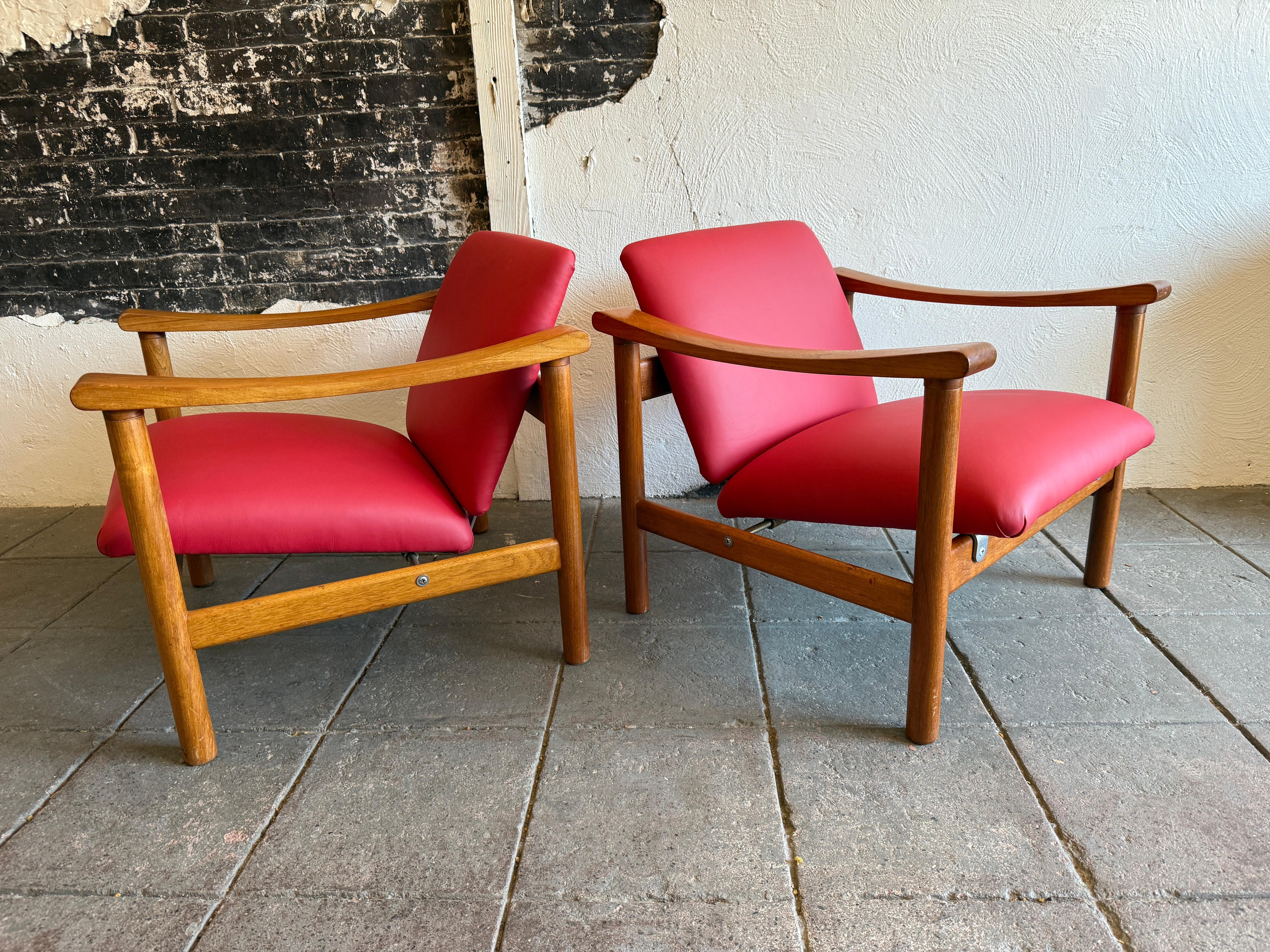 Pareja de sillones Hans J. Wegner GE-280 de cuero rojo teca by GETAMA Danés en venta