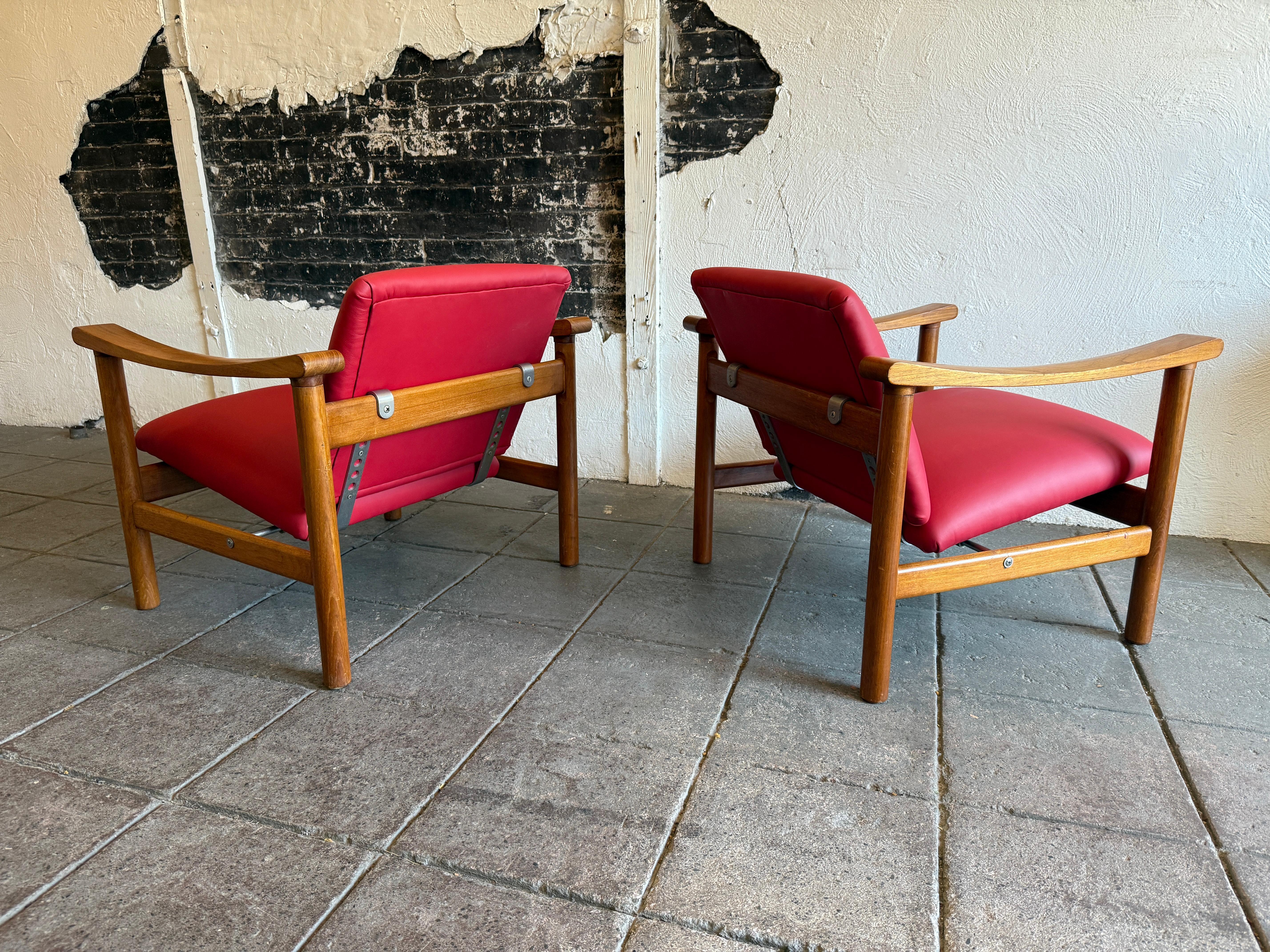 Pareja de sillones Hans J. Wegner GE-280 de cuero rojo teca by GETAMA Carpintería en venta