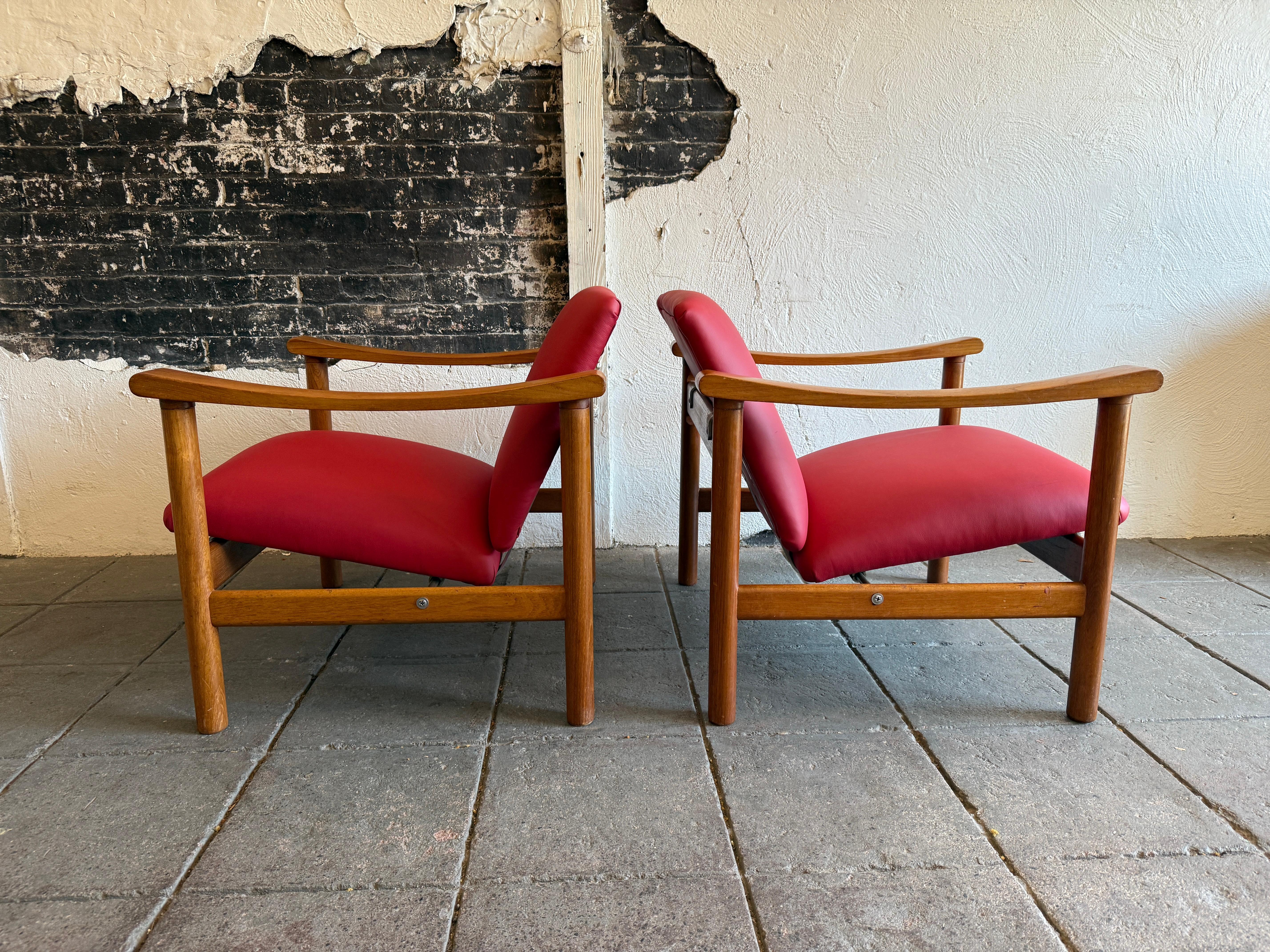 Pareja de sillones Hans J. Wegner GE-280 de cuero rojo teca by GETAMA en Bueno estado para la venta en Brooklyn, NY