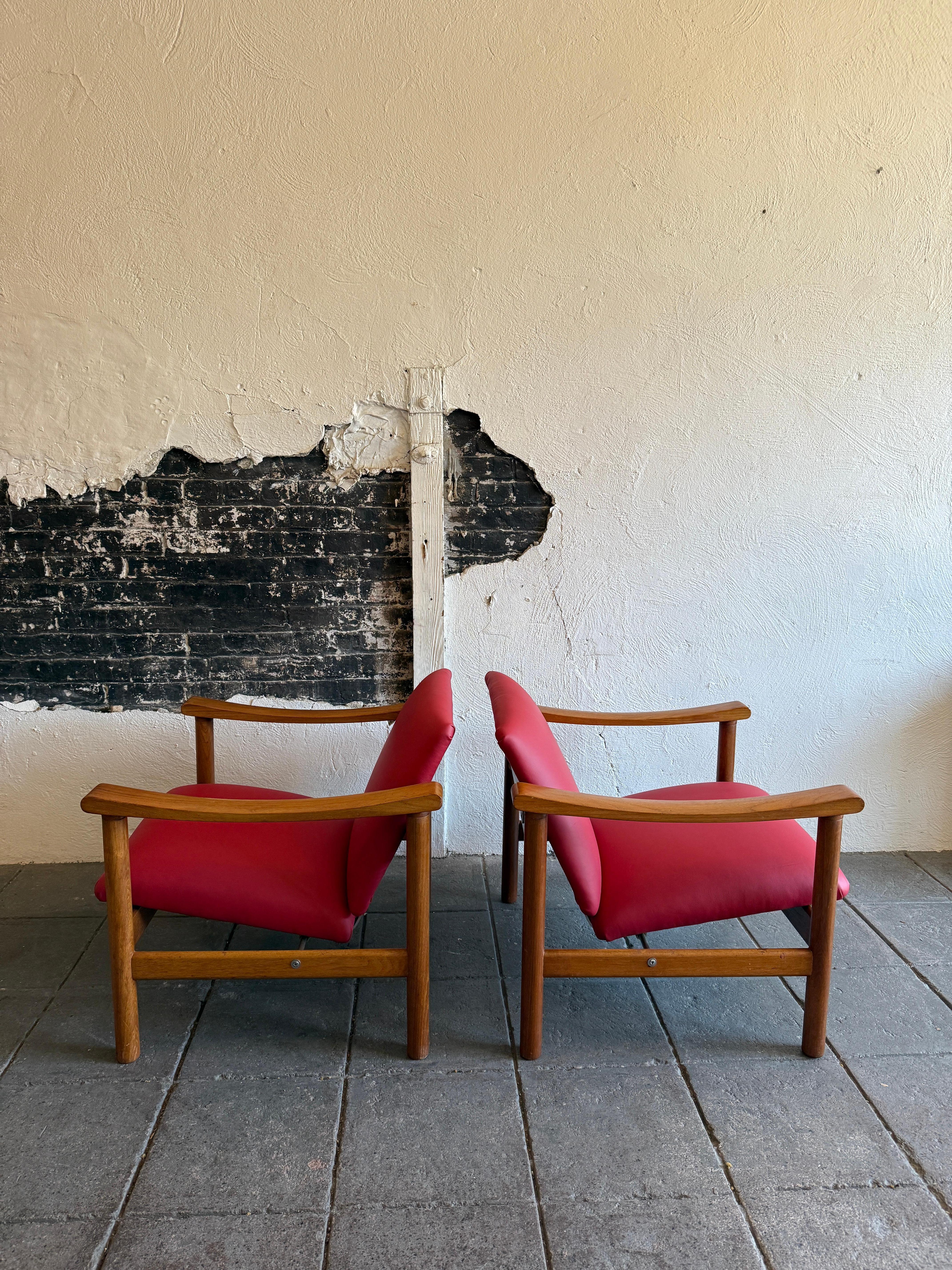 Pareja de sillones Hans J. Wegner GE-280 de cuero rojo teca by GETAMA Acero en venta