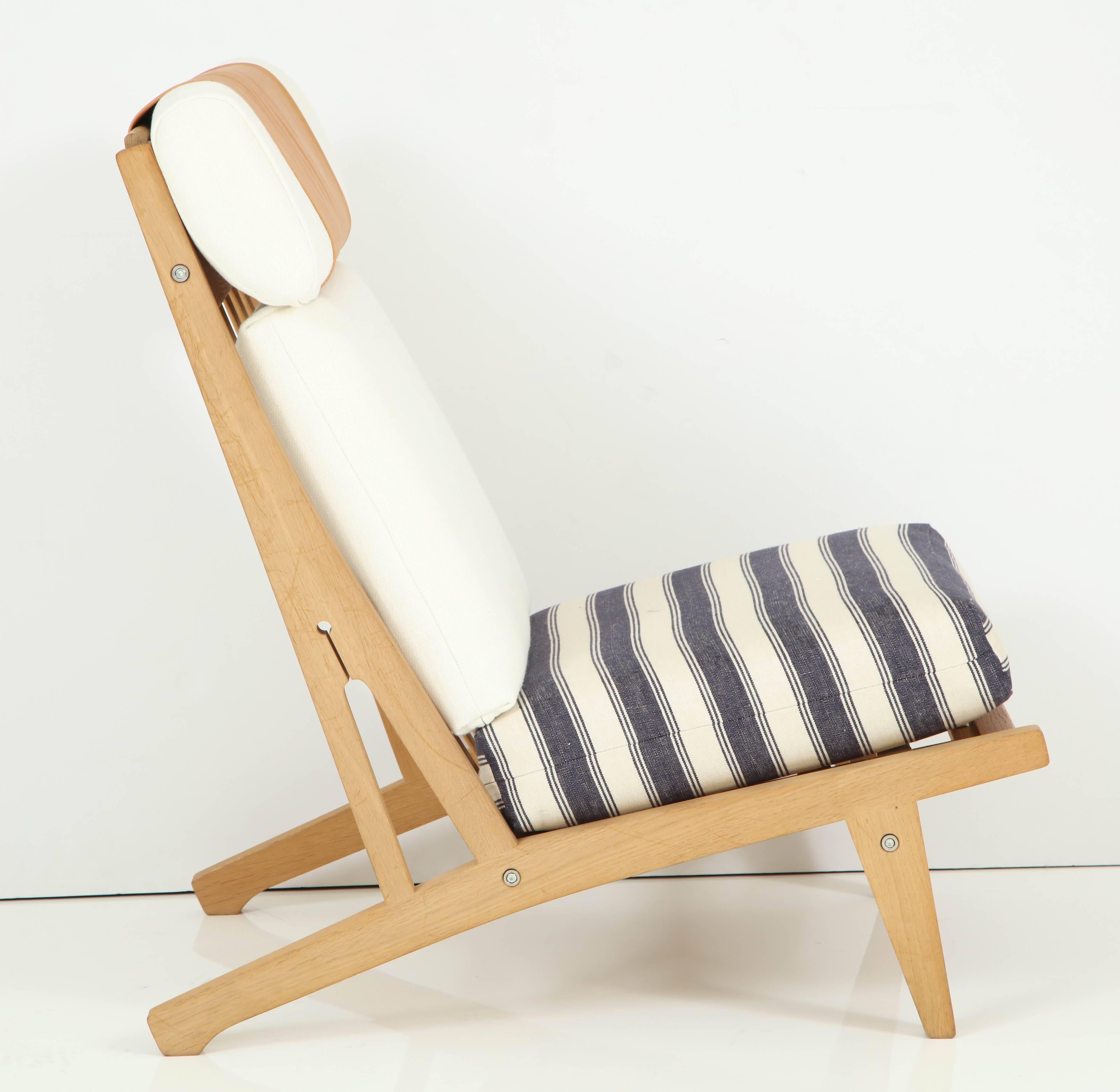 Hans J Wegner GETAMA lounge chair made of oak and reupholstered in Rogers & Goffigon linen fabric and leather. It was professionally soaped to protect the chair and all the straps were replaced. The chair is signed with branded manufacturer's mark