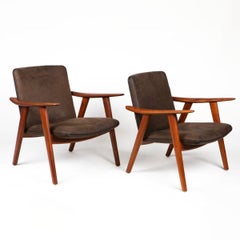 Paire de chaises longues en teck et cuir Brown Hans J. Wegner "Buck Chair" JH-517