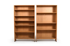 Par de estanterías de roble y teca de Hans J. Wegner, modelo RY8