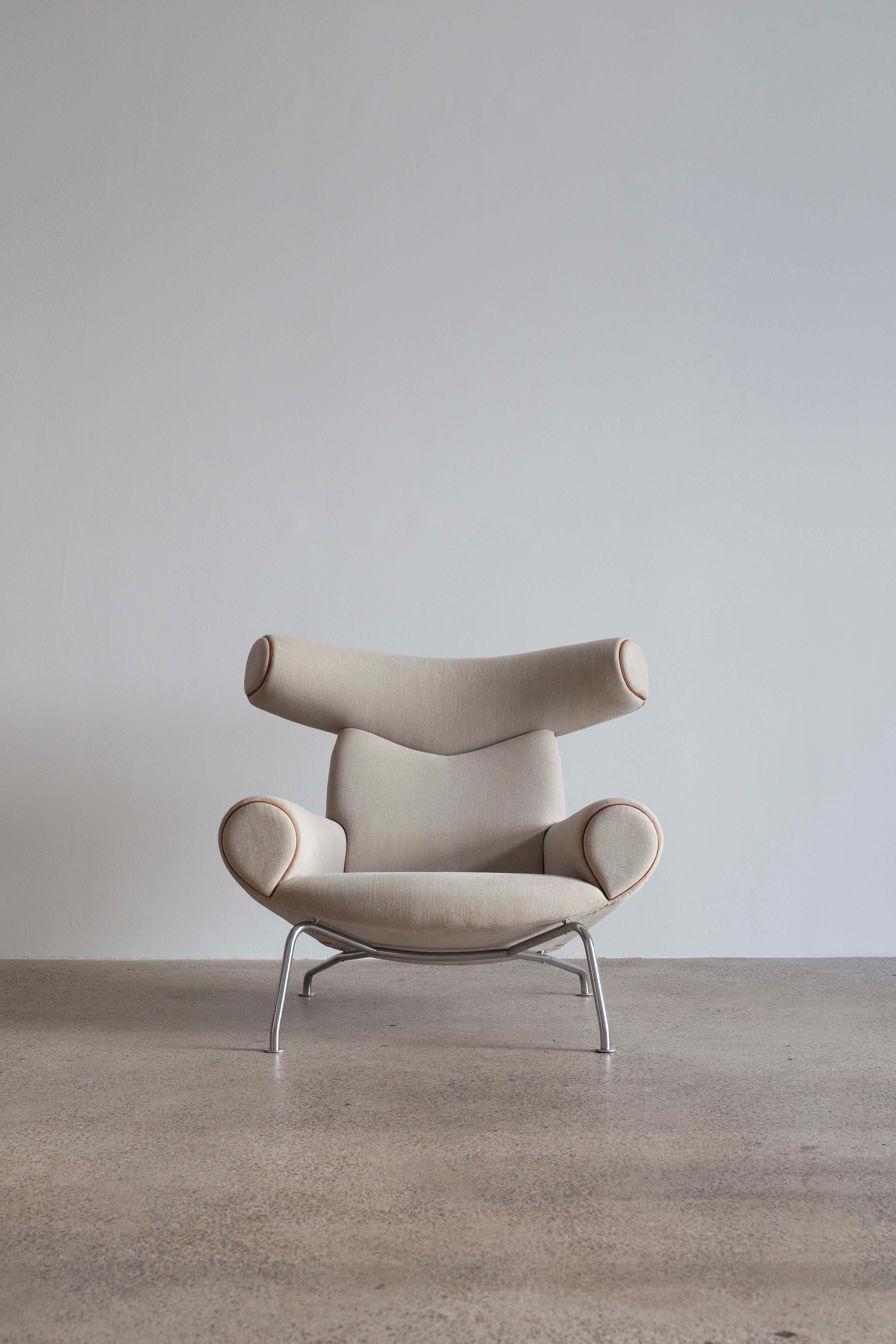 Une paire de chaises de bœuf Hans J. Wegner avec une structure en acier tubulaire tapissée de tissu en toile légère et de passepoils en cuir.
Conçu en 1960 et fabriqué chez AP Stolen, Danemark modèle AP46 et AP47.
Très bel état restauré.