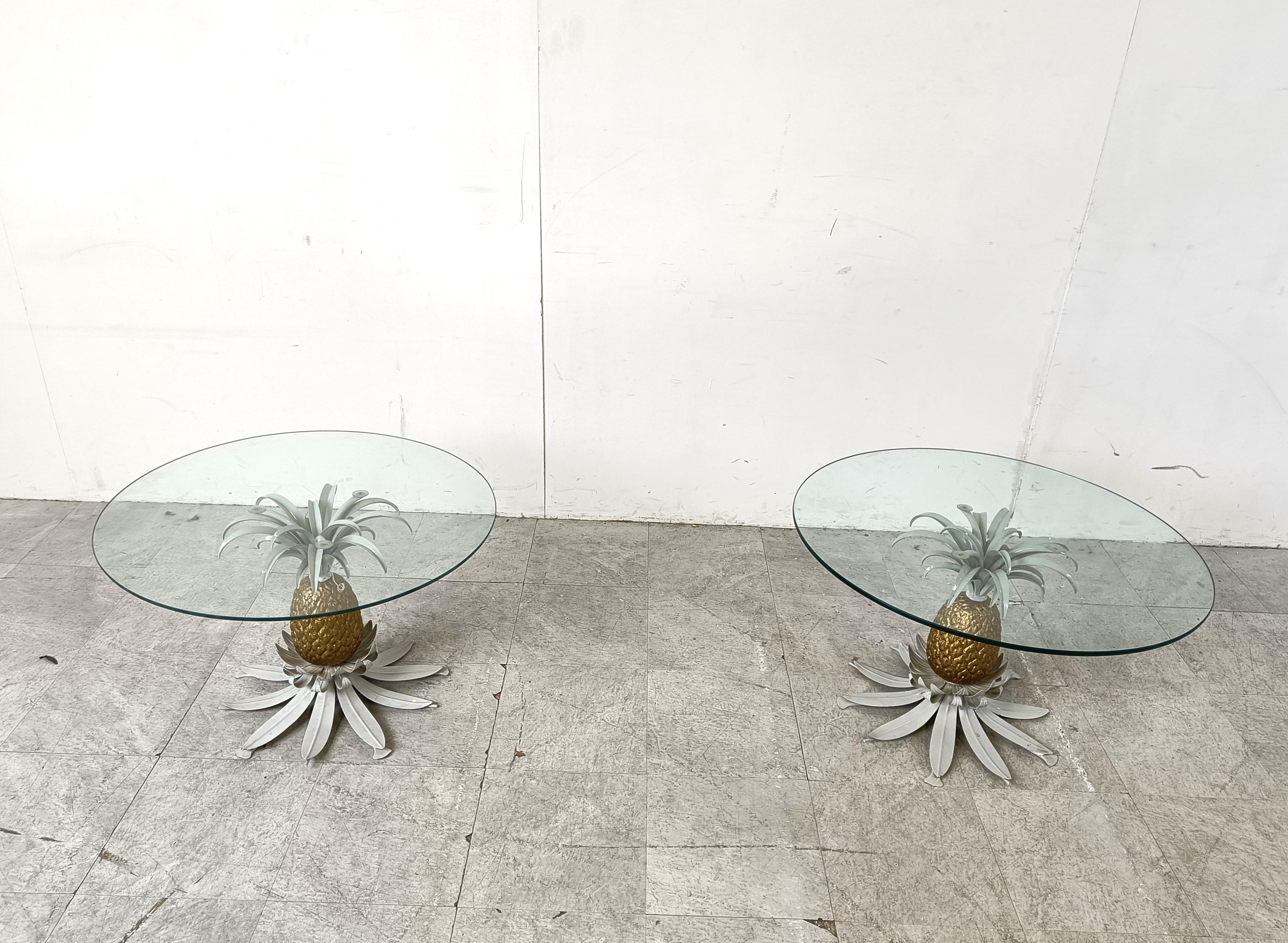Mid century hollywood regency side tables with a white metal and golden pineapple shaped base and a clear round glass table top. 

Eye catching side tables made with an eye for detail.

Good condition.

1960s - Germany

Diemensions:
Height: