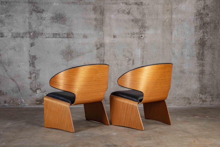 Hans Olsen: Pair of Danish Bikini chairs in black leather, 1960s.

Measure: Seat 15