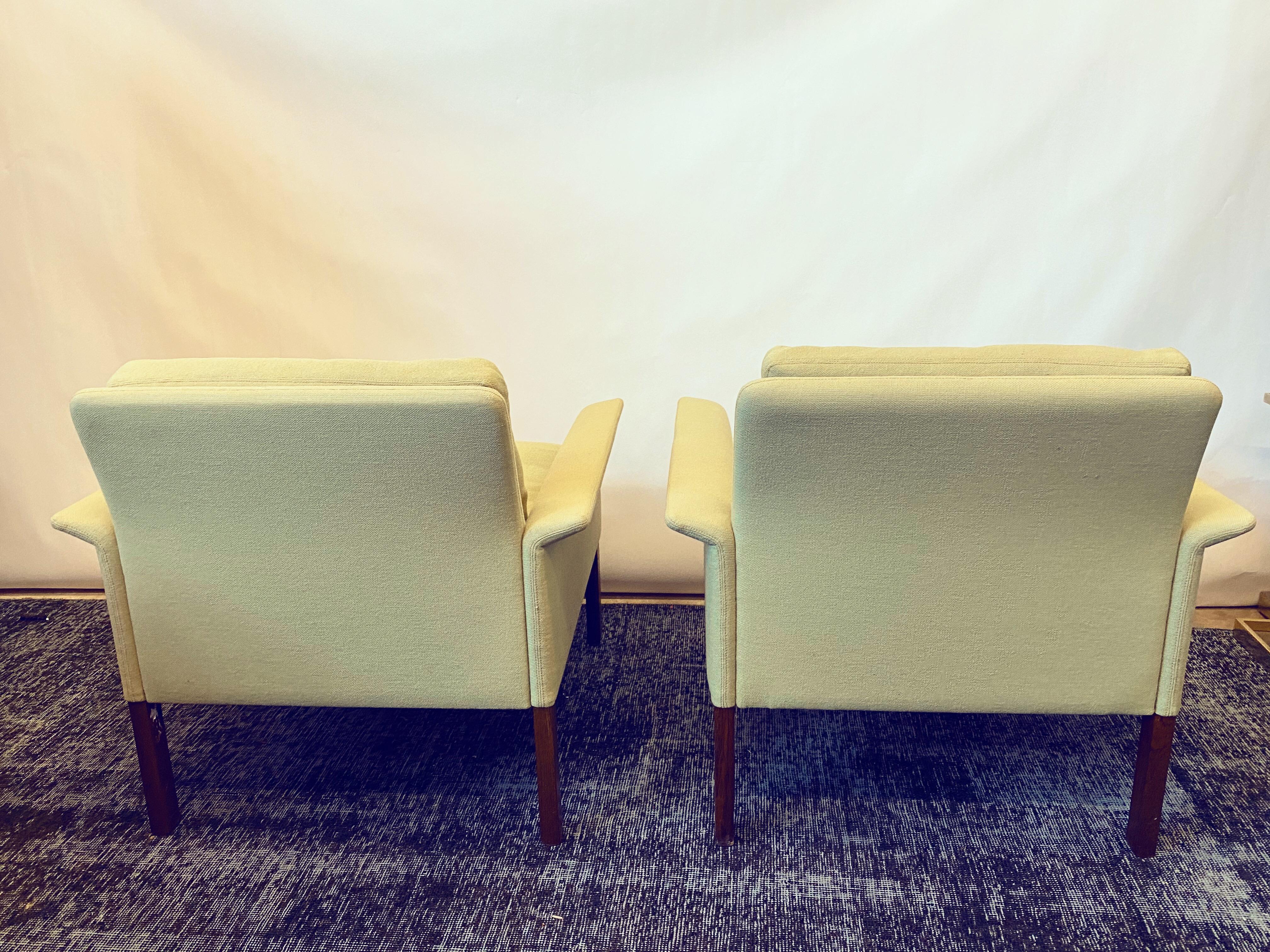 This pair of Hans Olsen 500 lounge chairs for CS Møbler are in overall good condition. Pale green wool upholstery, minor blemishes on fabric as seen in photos.
Rosewood legs. Down filled cushion, circa 1960s.
Denmark.
Dimensions: 29.5 x 28 x 30.