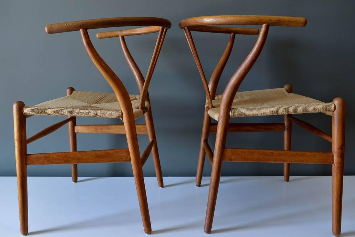 Scandinavian Modern Pair of Hans Wegner CH 24 Wishbone Chairs in Oak, circa 1960