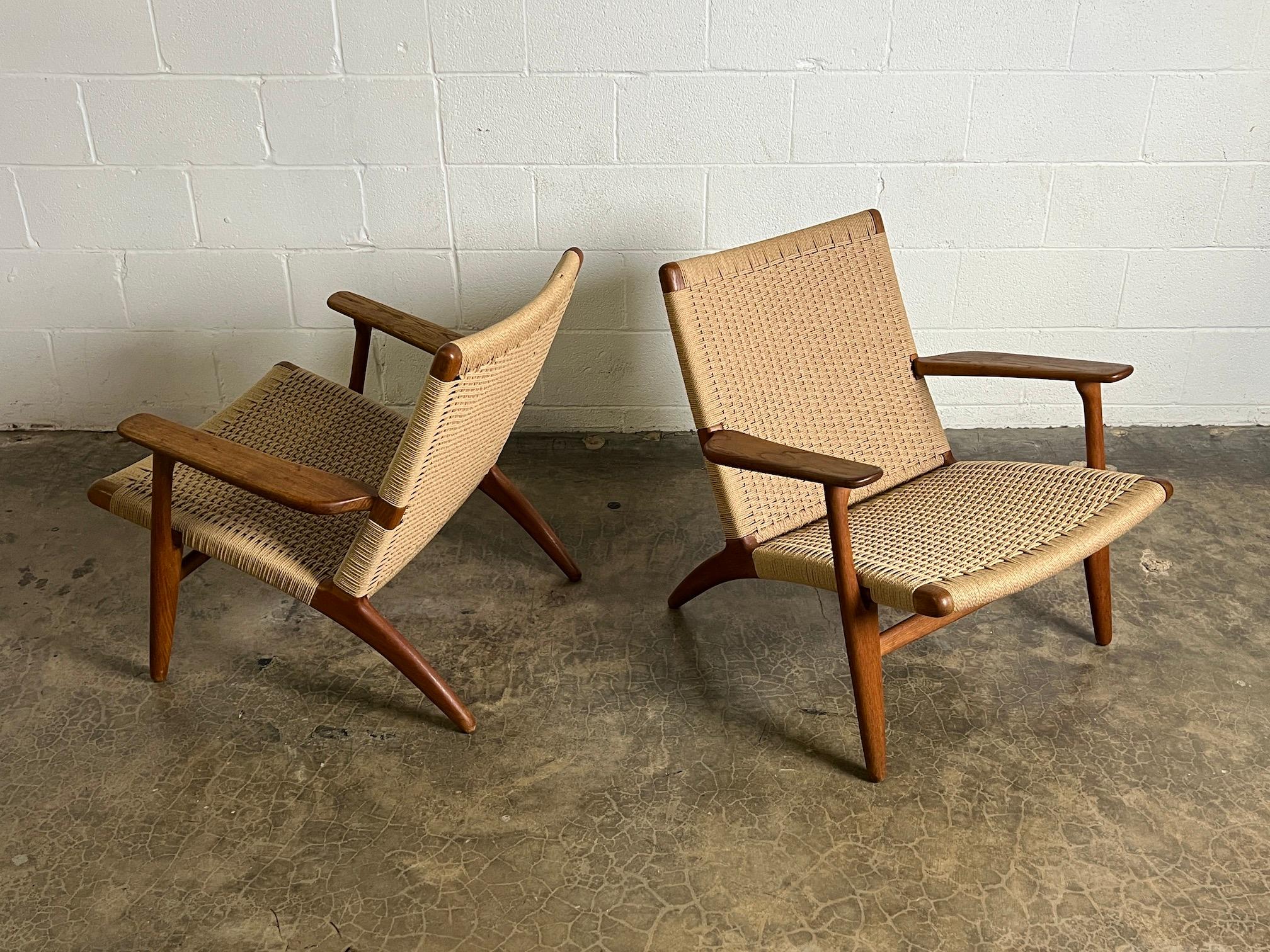 Pair of Hans Wegner CH-25 Lounge Chairs In Good Condition In Dallas, TX