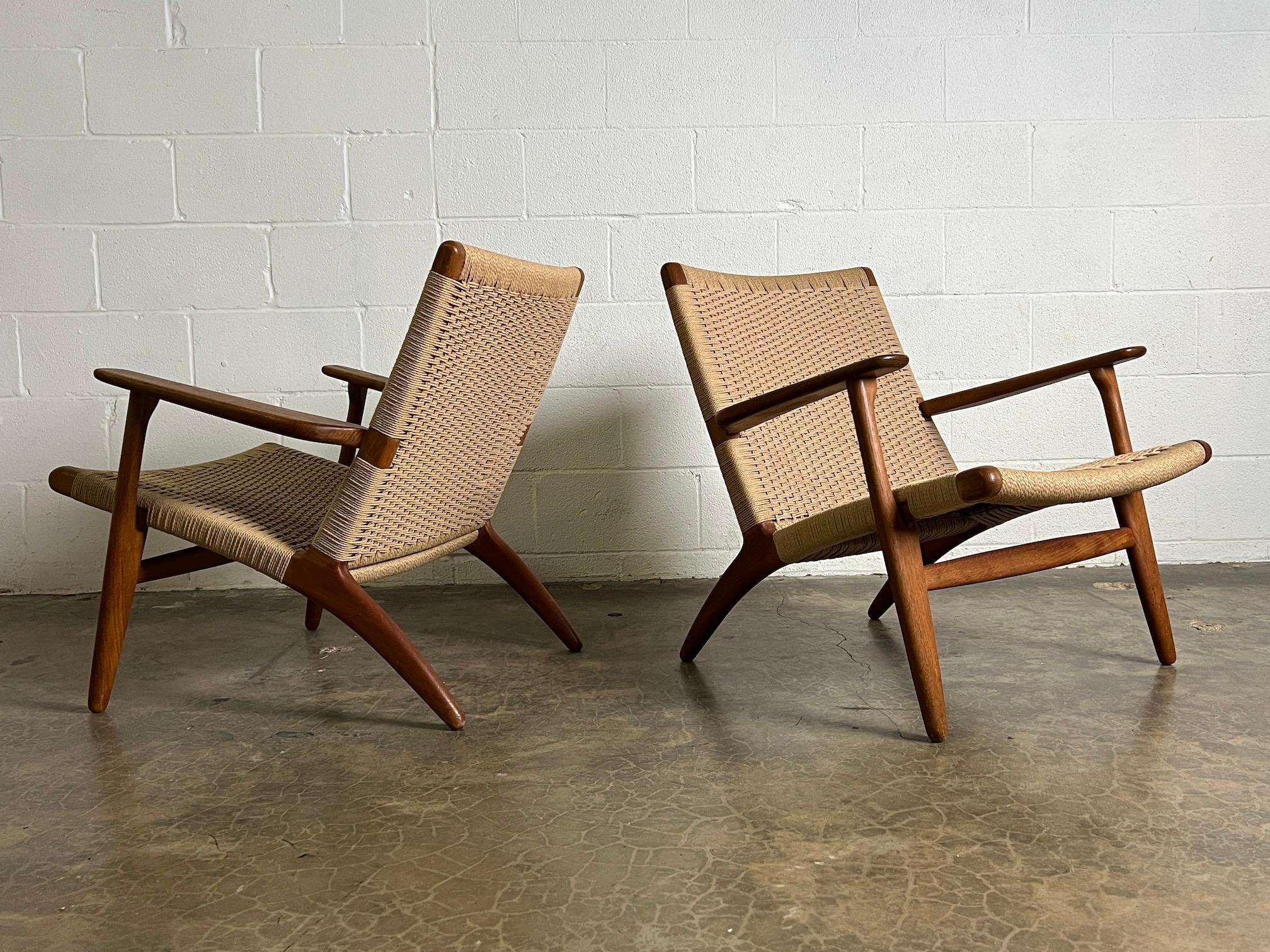 Mid-20th Century Pair of Hans Wegner CH-25 Lounge Chairs