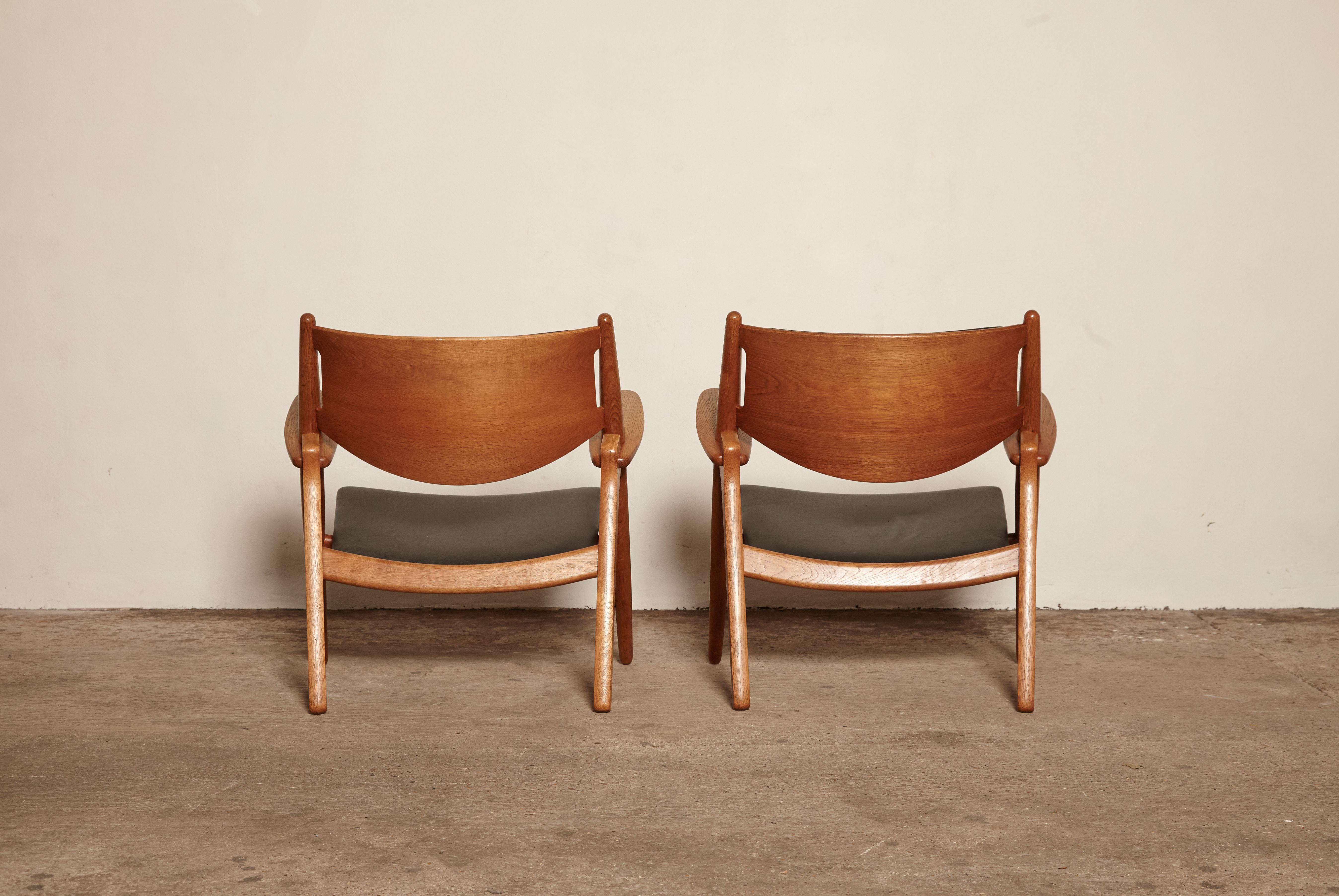 20th Century Pair of Hans Wegner CH 28 Sawbuck Armchairs, Denmark