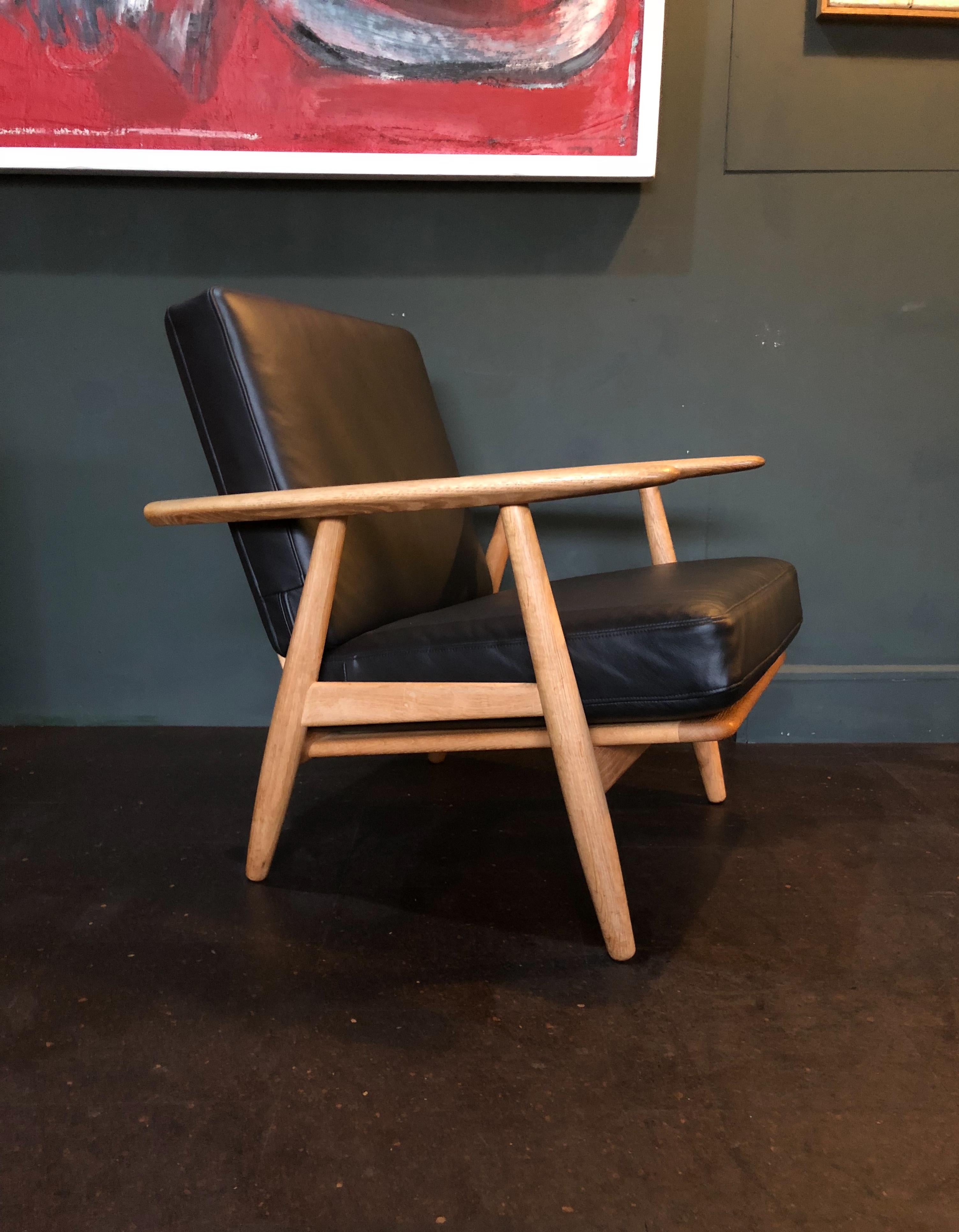 Pair of Hans Wegner Cigar Chairs and Ottomans. Original GE240, Reupholstered In Good Condition In London, GB