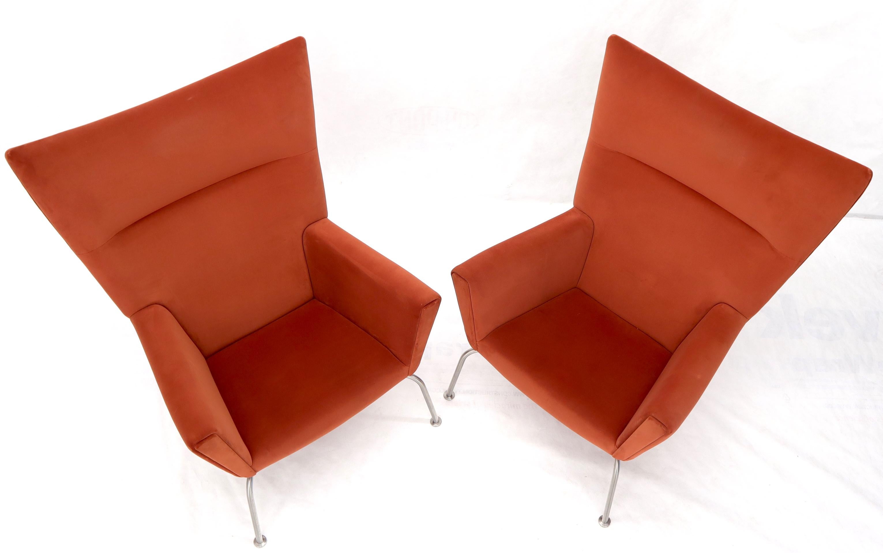 XX secolo Coppia di sedie ad ala Hans Wegner per Hansen in velluto arancione come tessuto OX in vendita