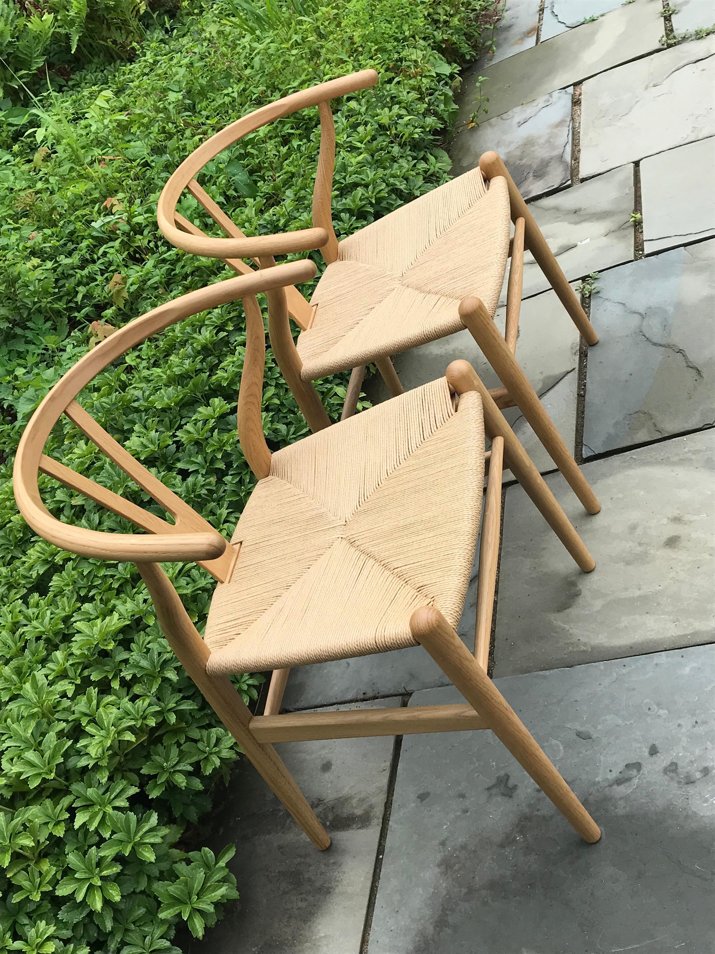 Mid-Century Modern Pair of Hans Wegner for Carl Hansen Wishbone Chairs in Oak with Handwoven Seat