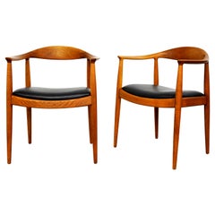 Paire de chaises rondes en chêne et cuir noir Hans Wegner pour Johannes Hansen