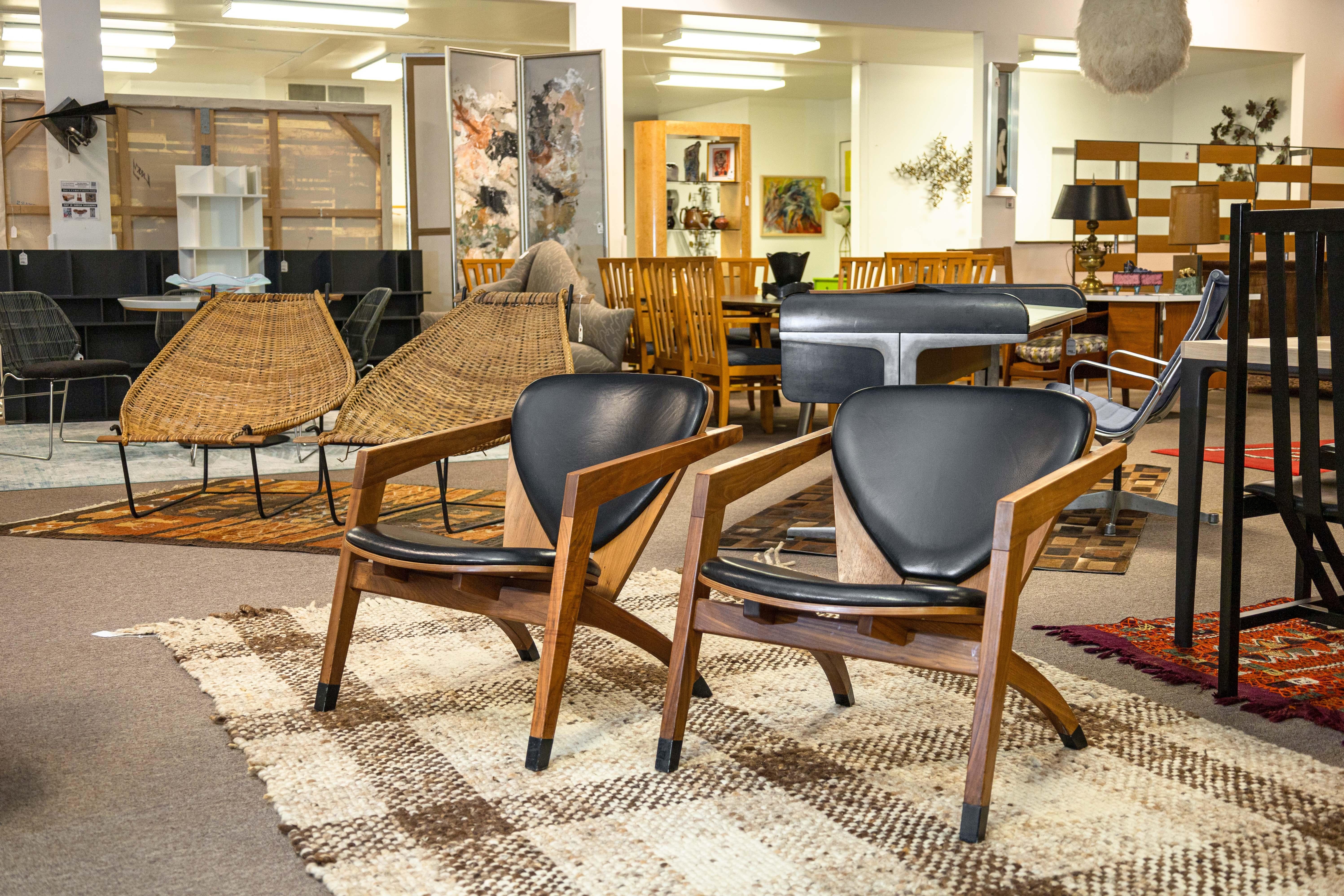 A pair of Hans Wegner GE-460 Butterfly style chairs. This set of chairs feature a timeless Hans Wegner design in the Butterfly Easy chair. These chairs feature a very beautifully crafted wood frame, featuring a primarily mortise and tenon joint wood