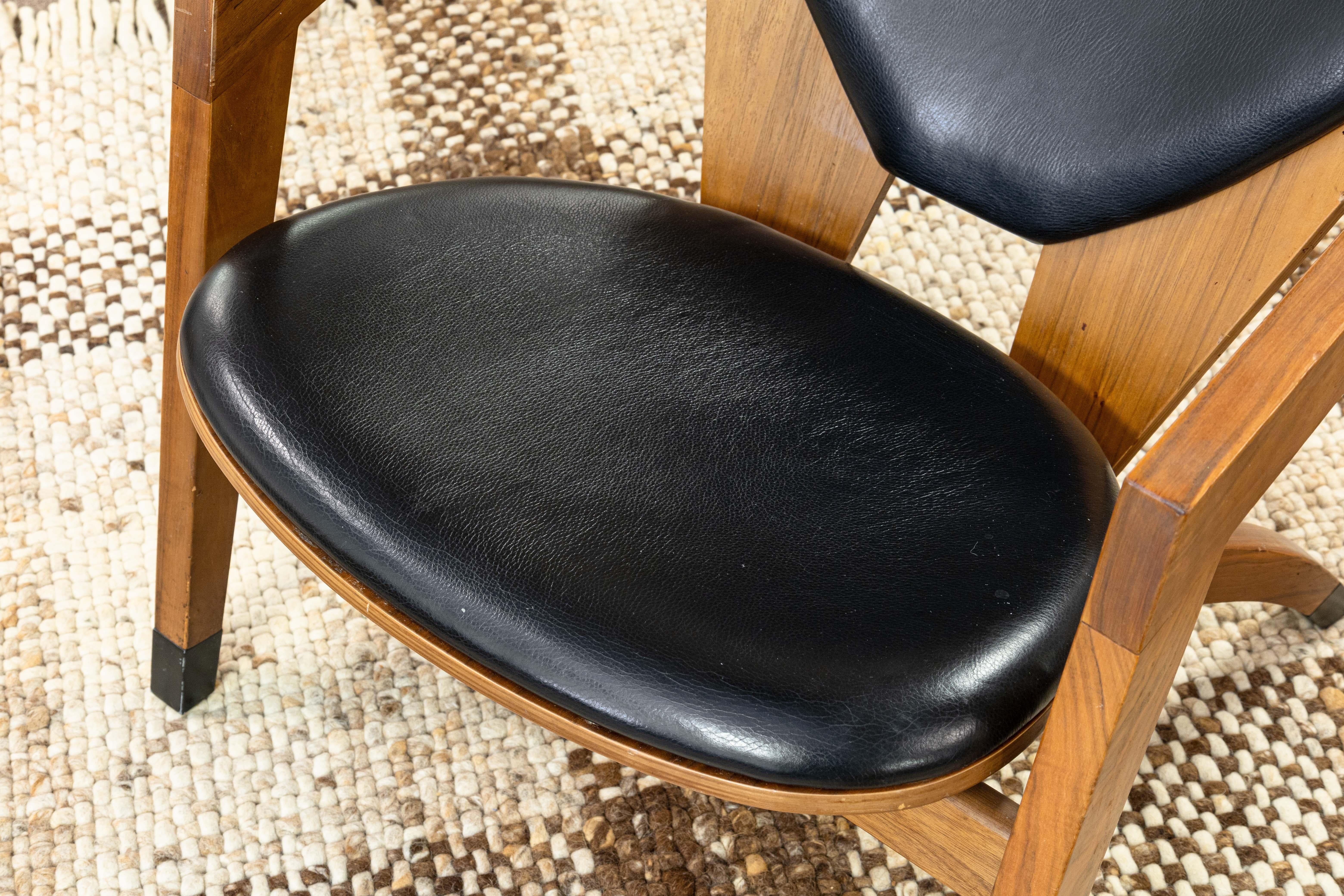 Pair of Hans Wegner GE-460 Butterfly Style Wood and Leather Accent Lounge Chairs In Good Condition In Keego Harbor, MI