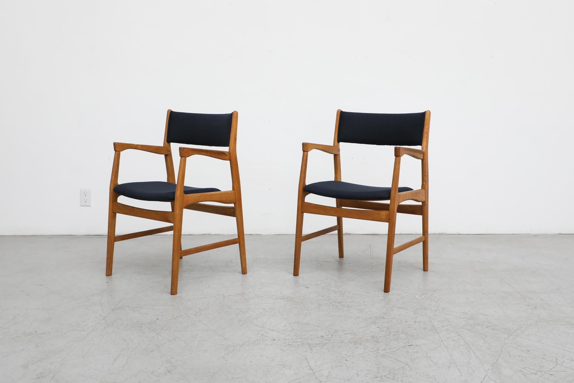 Mid-Century Modern Pair of Hans Wegner Inspired Danish Solid Oak Side Chairs with Black Upholstery For Sale