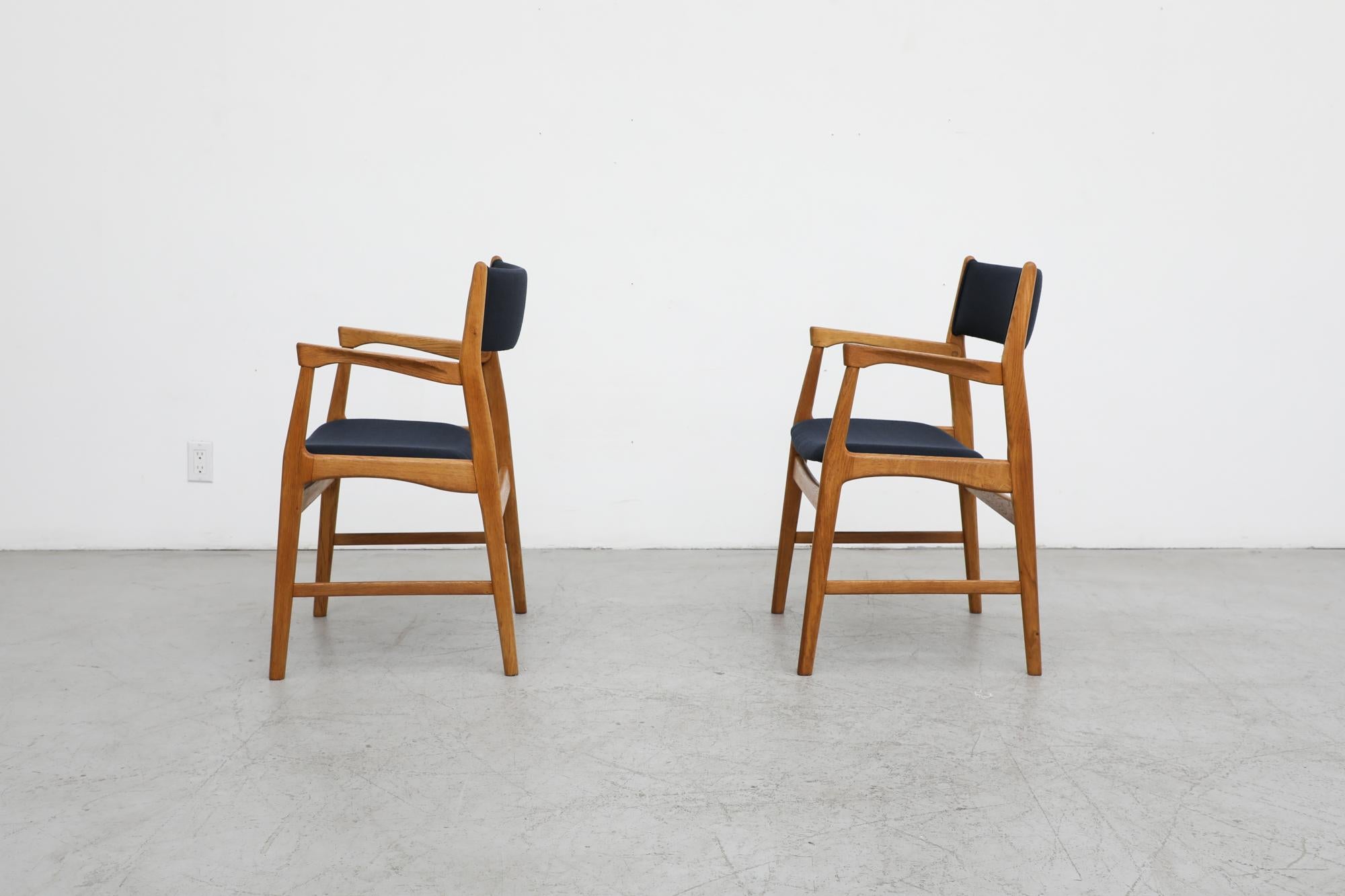 Pair of Hans Wegner Inspired Danish Solid Oak Side Chairs with Black Upholstery In Good Condition For Sale In Los Angeles, CA