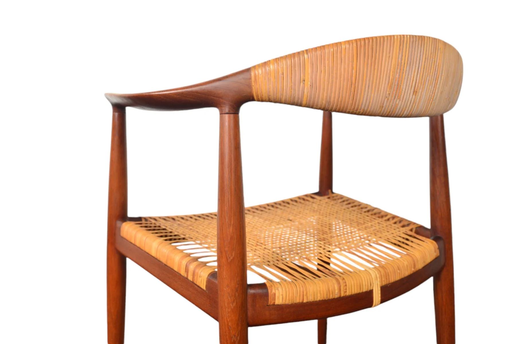 Coppia di sedie rotonde Hans Wegner Jh-501 in teak e canne in vendita 3