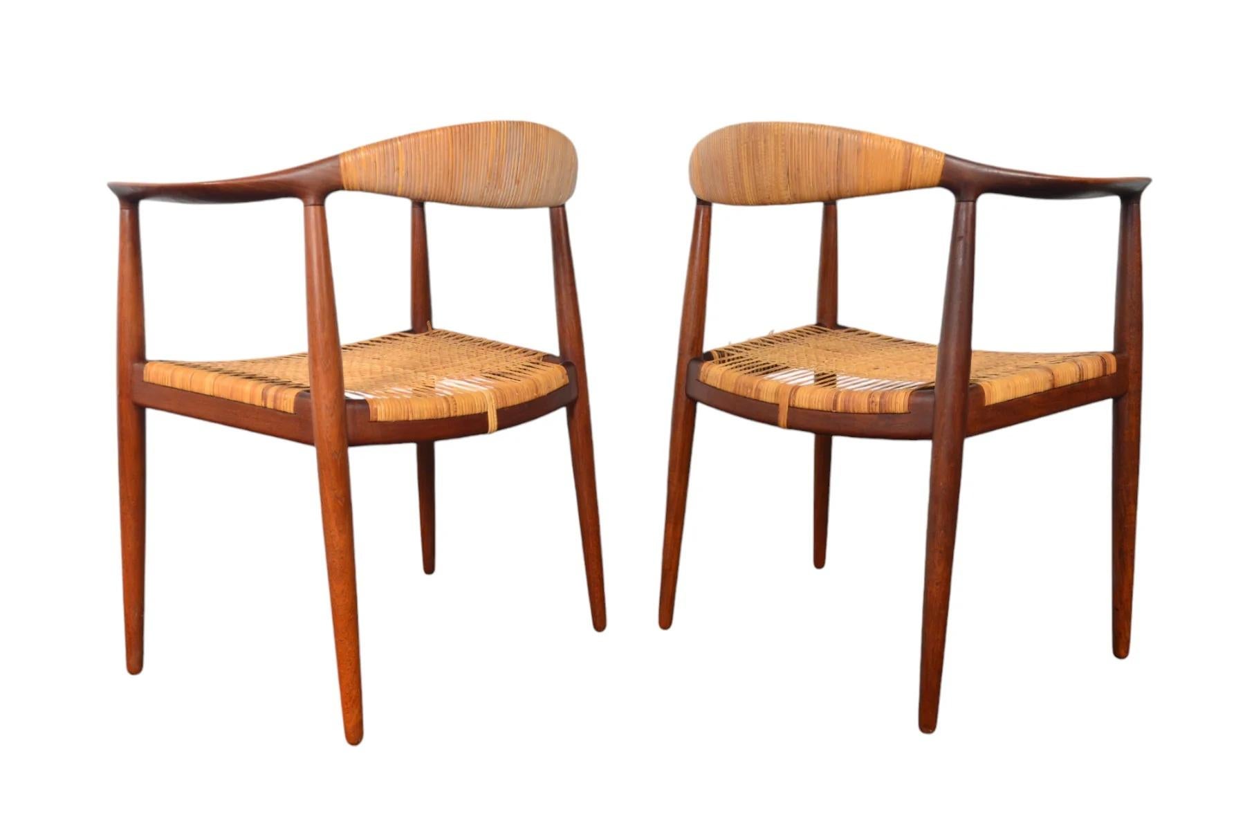 Coppia di sedie rotonde Hans Wegner Jh-501 in teak e canne in vendita 4
