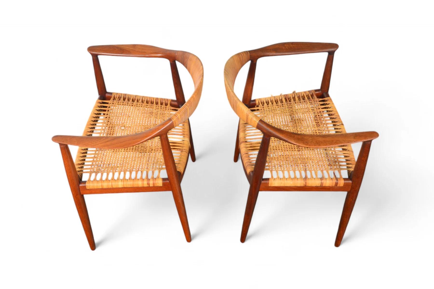 Coppia di sedie rotonde Hans Wegner Jh-501 in teak e canne in vendita 6