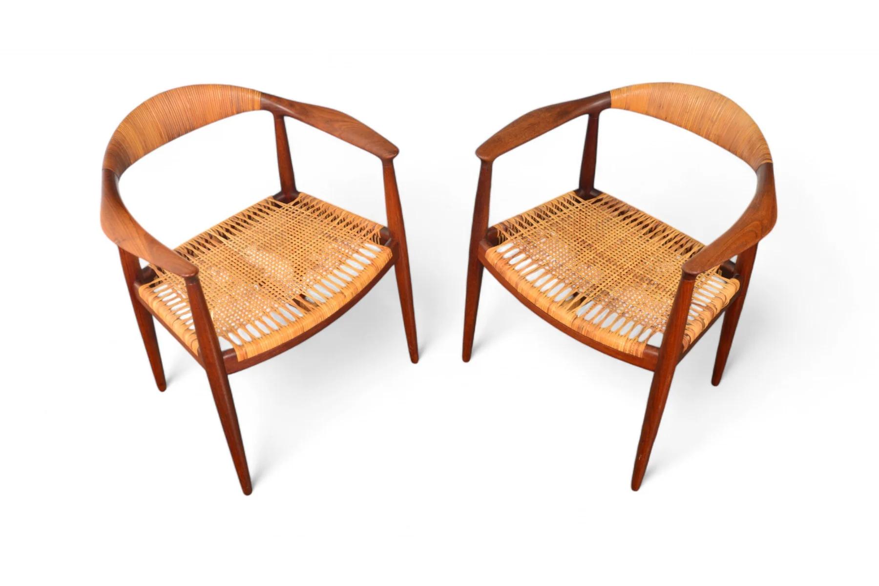Coppia di sedie rotonde Hans Wegner Jh-501 in teak e canne in vendita 7
