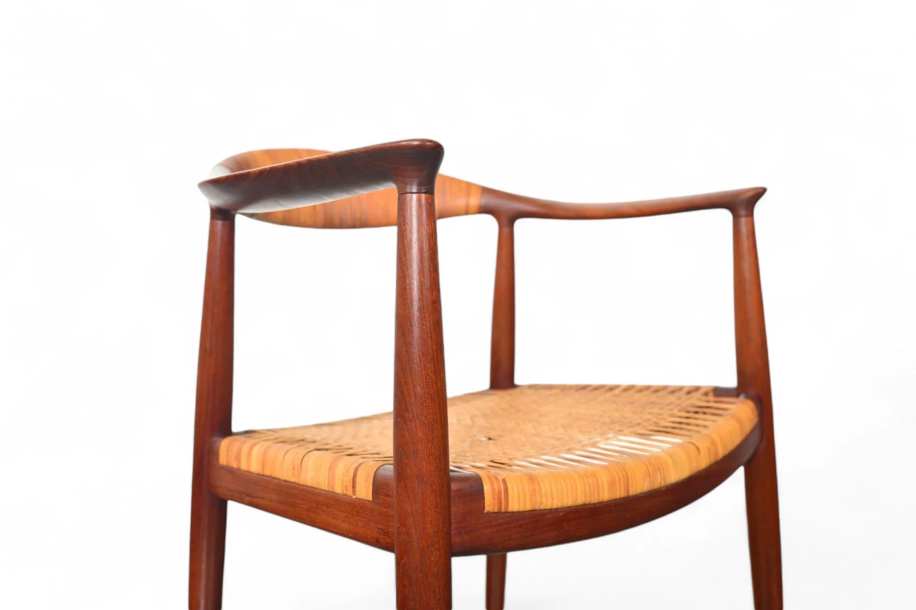 Coppia di sedie rotonde Hans Wegner Jh-501 in teak e canne in vendita 8