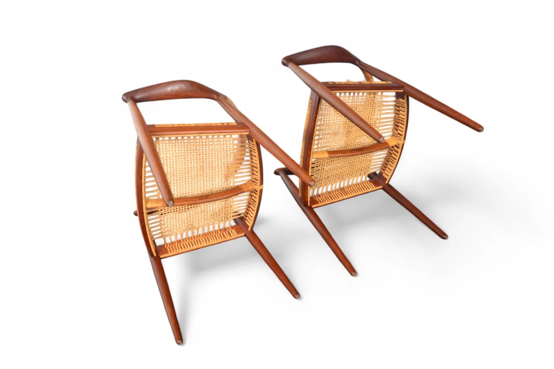 Danese Coppia di sedie rotonde Hans Wegner Jh-501 in teak e canne in vendita