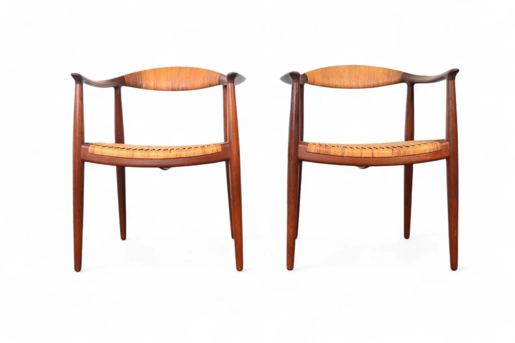 Coppia di sedie rotonde Hans Wegner Jh-501 in teak e canne In condizioni buone in vendita a Berkeley, CA