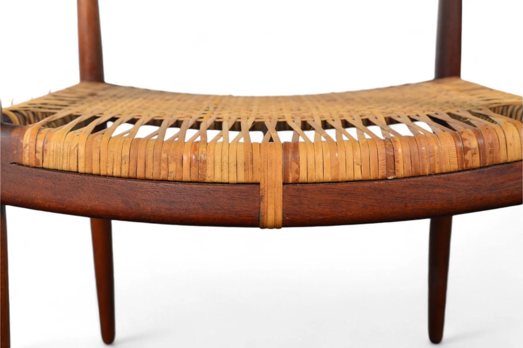 Canna Coppia di sedie rotonde Hans Wegner Jh-501 in teak e canne in vendita