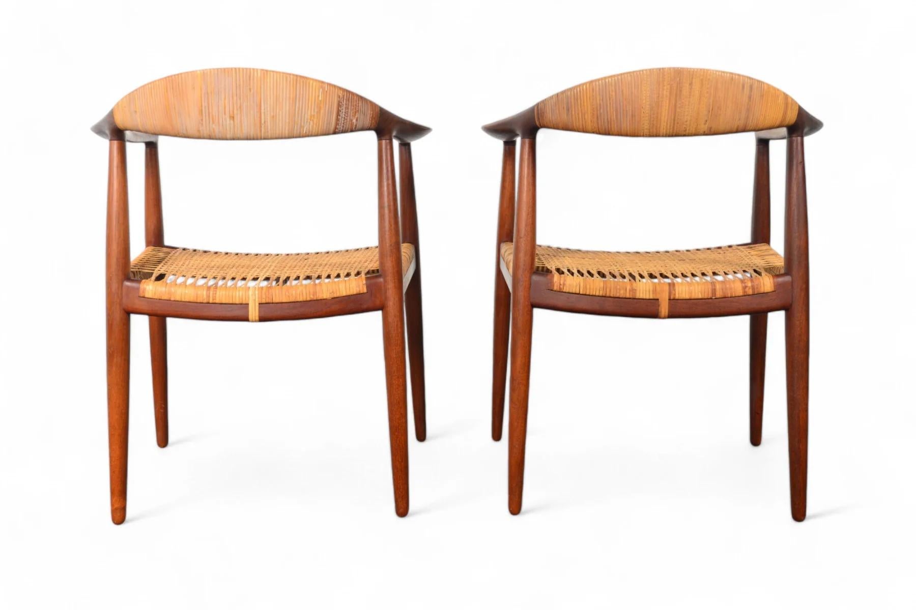 Coppia di sedie rotonde Hans Wegner Jh-501 in teak e canne in vendita 2