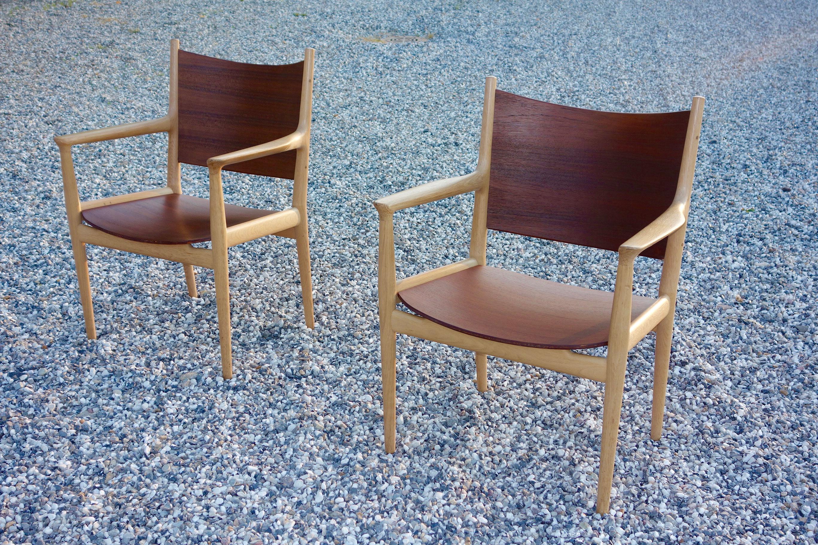 Hans J. Wegner. Pair lounge chairs in solid oak, seat and back in veneered teak. Produced and labelled by Johannes Hansen, model JH 513. Designed 1962. Teak veneer on seat and back. Measures: H. 90/41 cm., W. 68 cm., D. 60 cm. Sold also individually