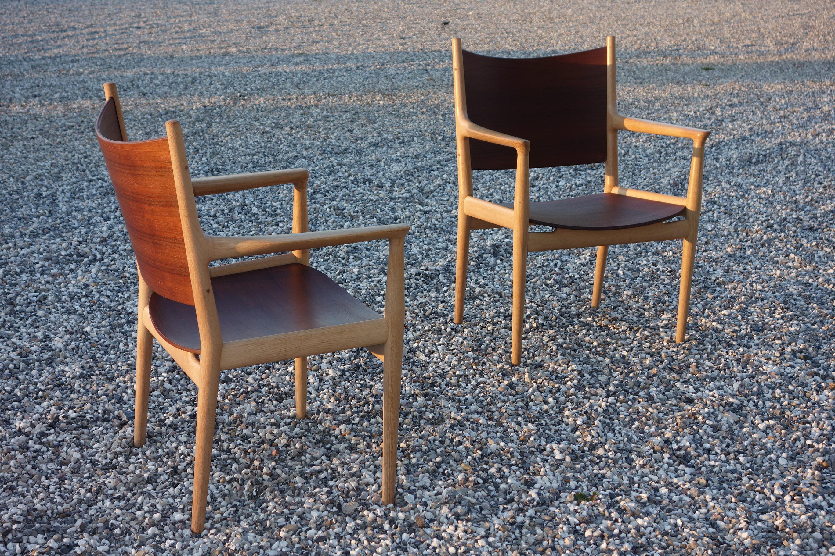 Pair of Hans Wegner JH 513 Armchairs Teak and Oak by Johannes Hansen In Good Condition For Sale In Vejle, DK
