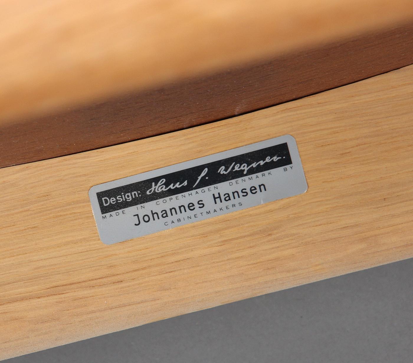 Pair of Hans Wegner JH 513 Armchairs Teak and Oak by Johannes Hansen For Sale 2