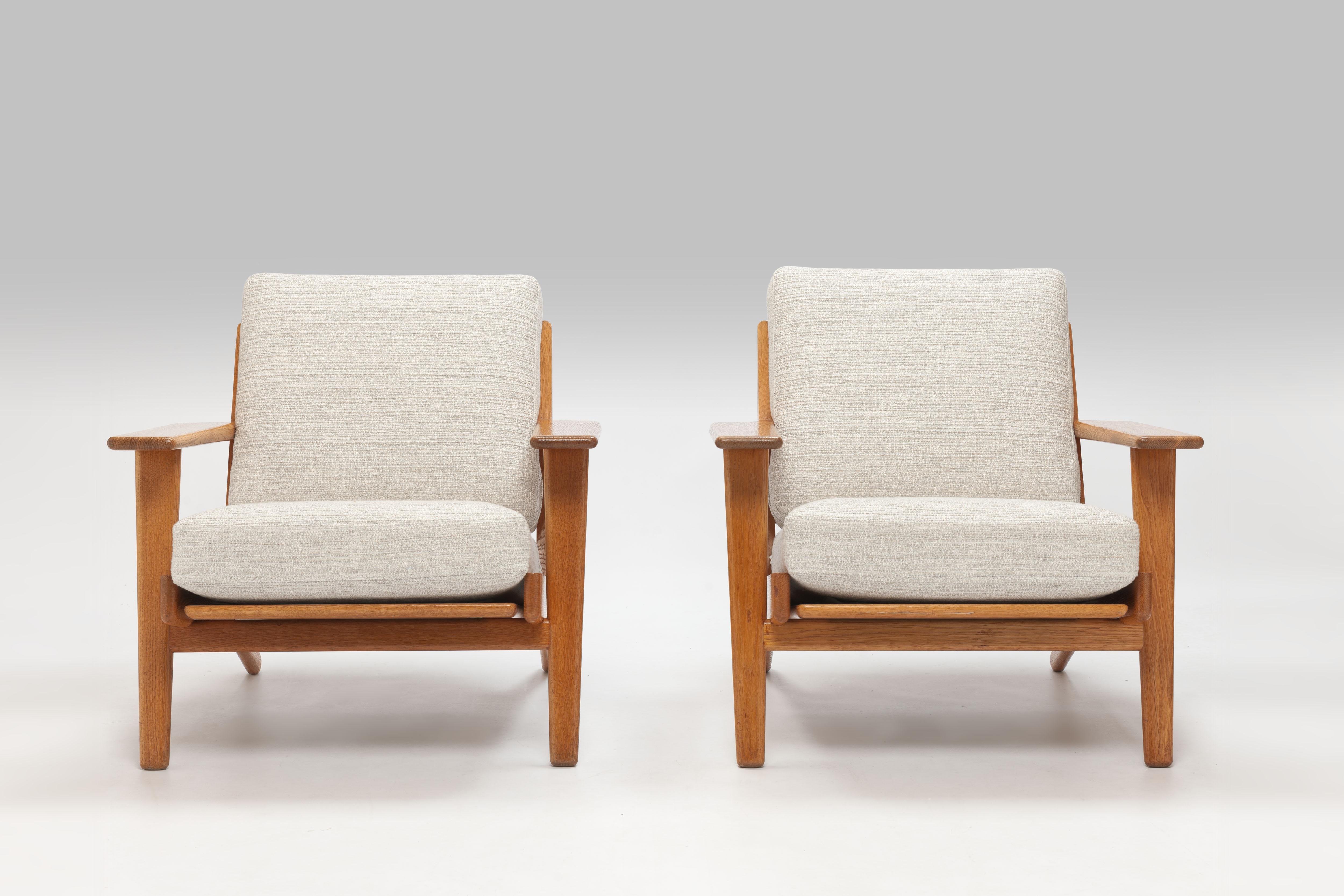 Lounge chair GE290 is a much appreciated early design by Hans Wegner. Wegner already designed the chair in 1953. The chair offers exceptional good seating comfort - partly due to cushions with innersprings - and much convenience is offered from the
