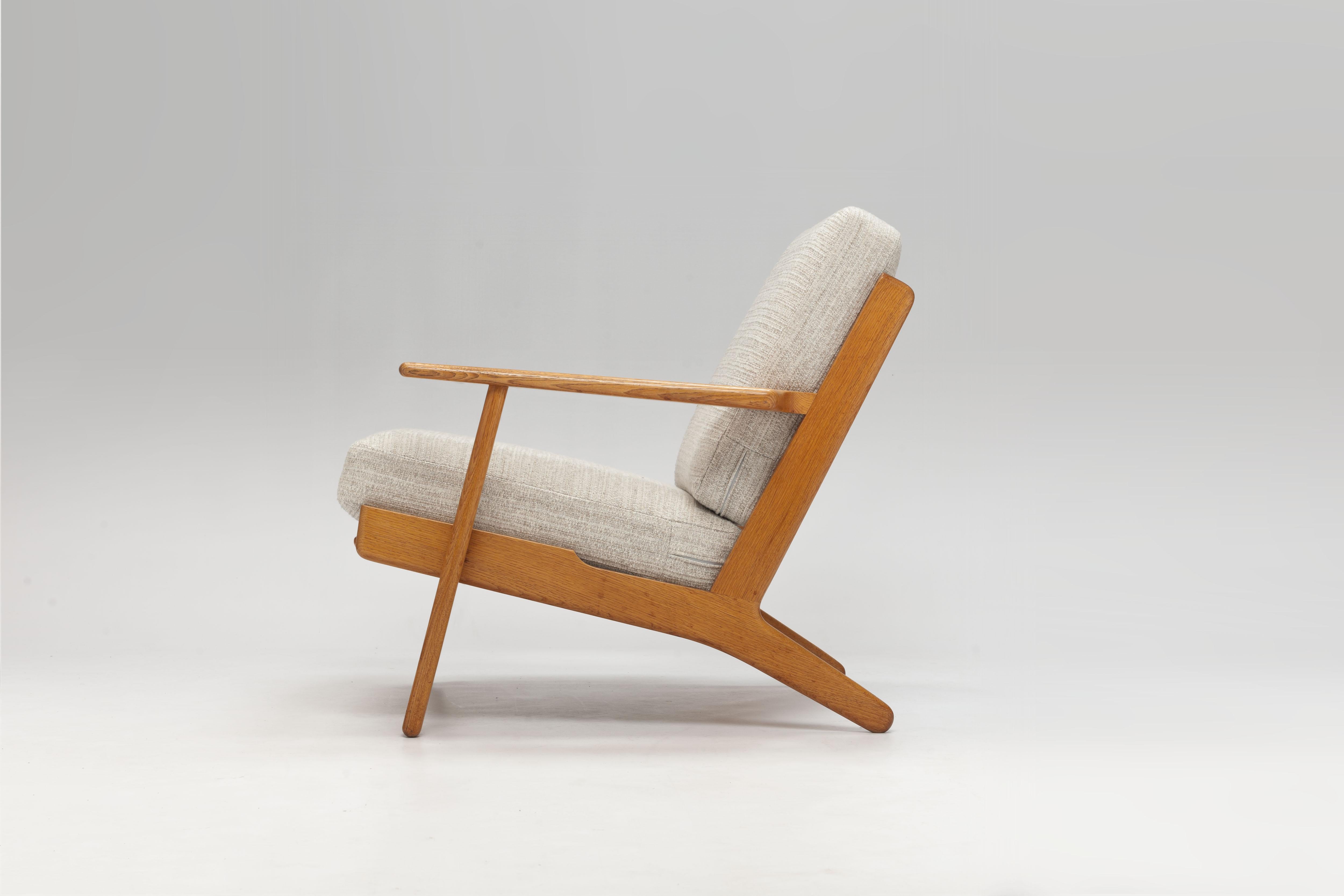 Pair of Hans Wegner Lounge Chairs GE290 by GETAMA In Good Condition In Utrecht, NL
