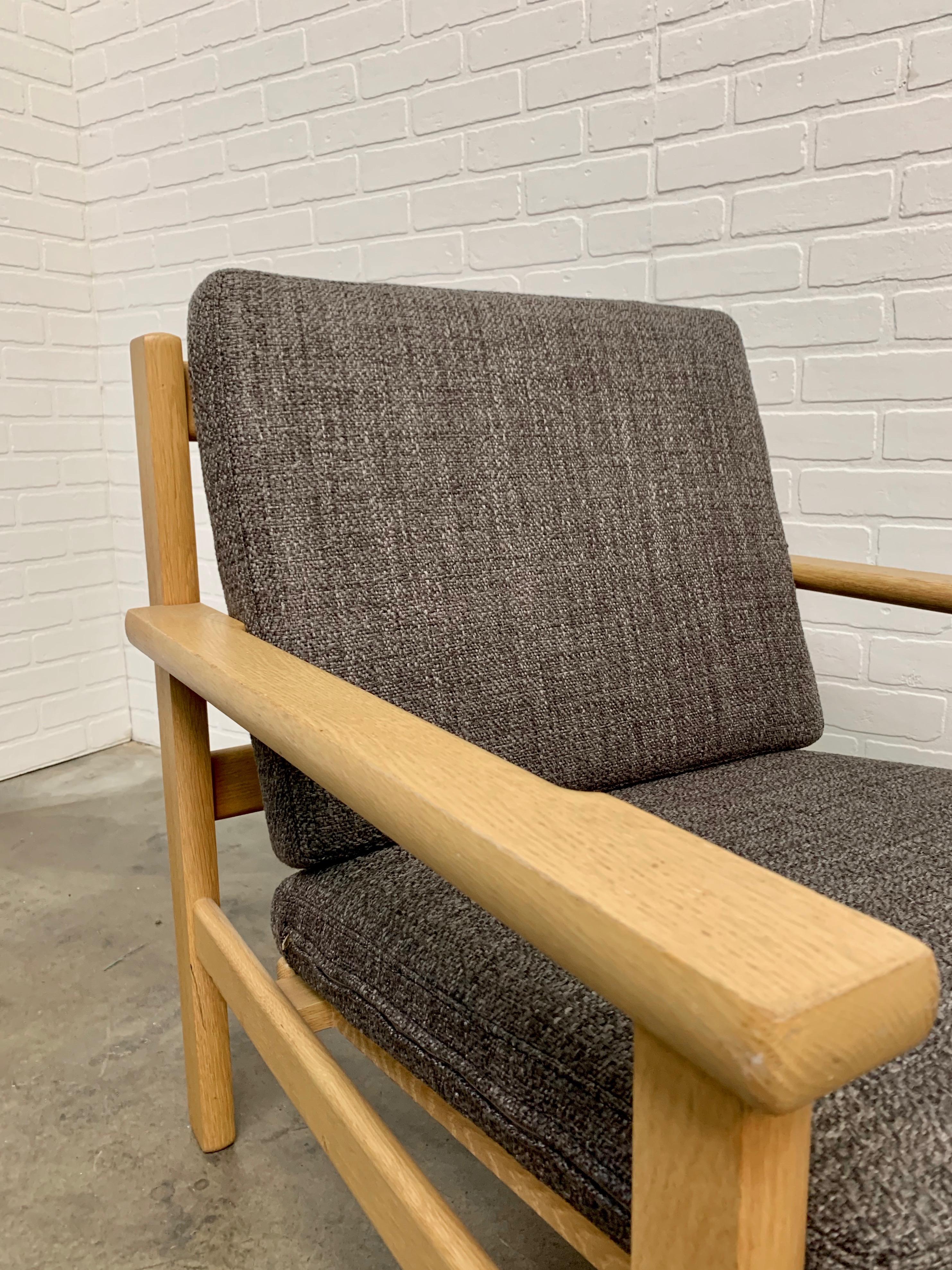 Paar Hans Wegner Lounge Chairs in Eiche im Angebot 3